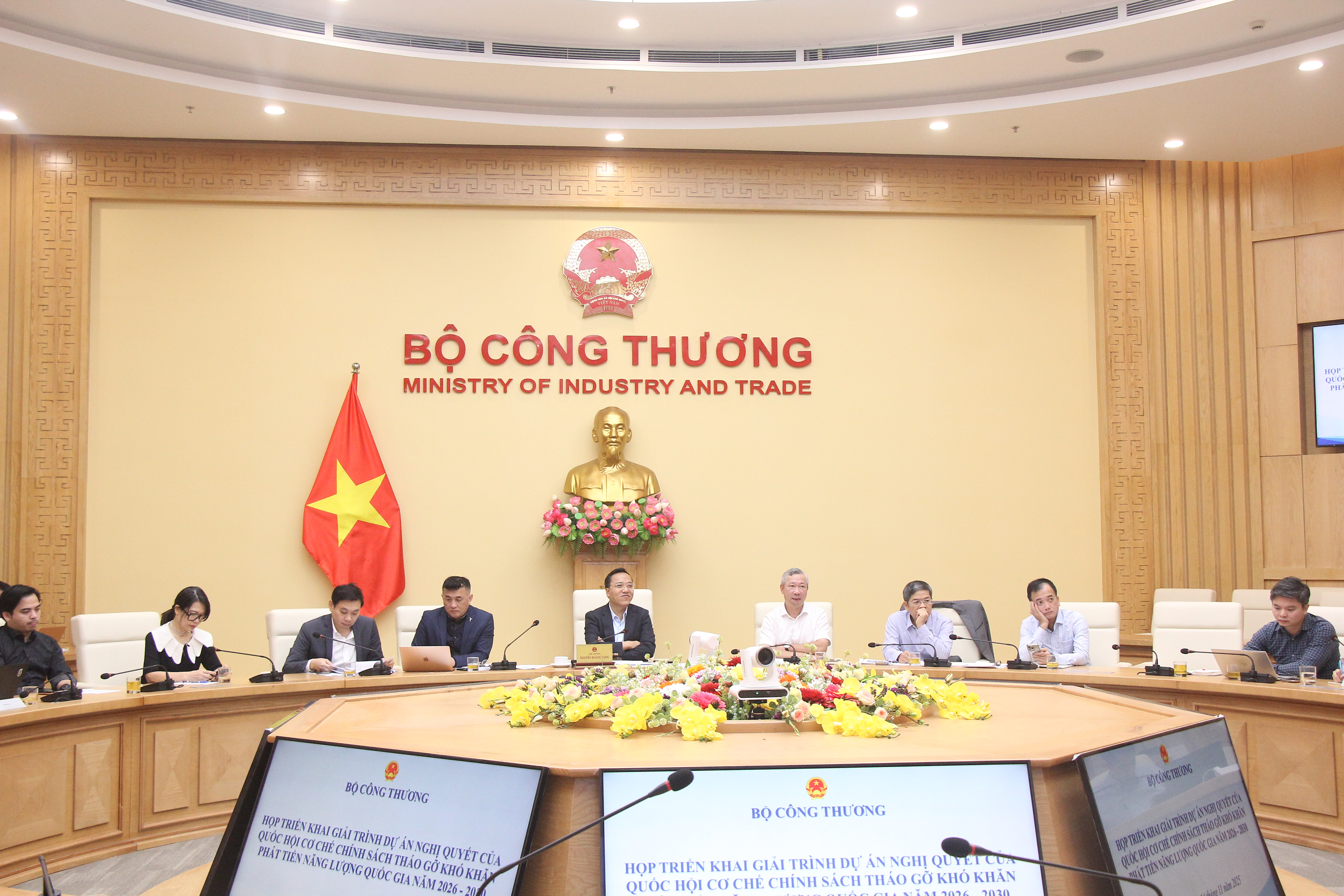 Bộ Công Thương làm rõ vướng mắc trong dự thảo nghị quyết năng lượng