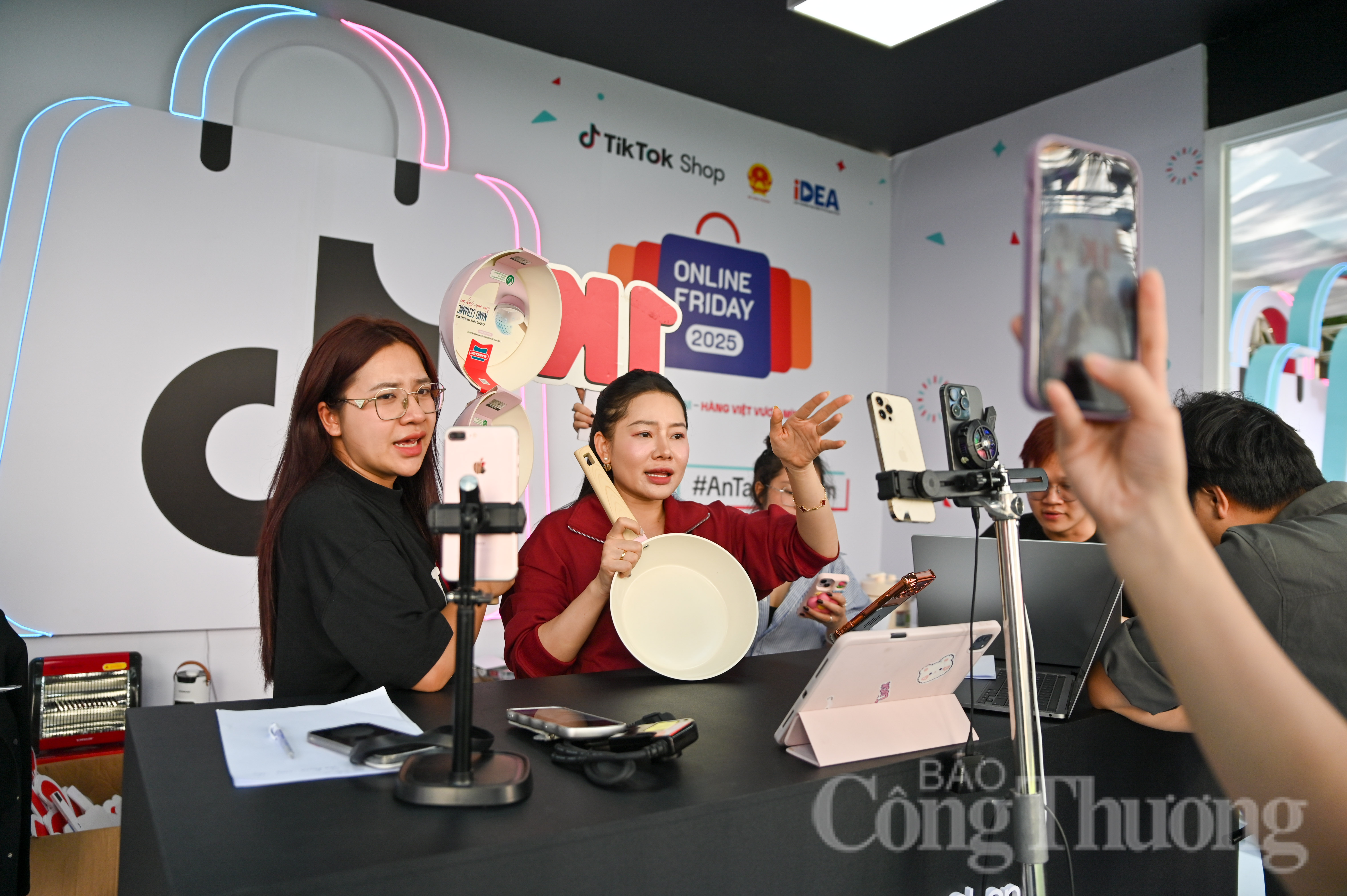 Livestream 'ngàn view' bùng nổ tại Online Friday 2025