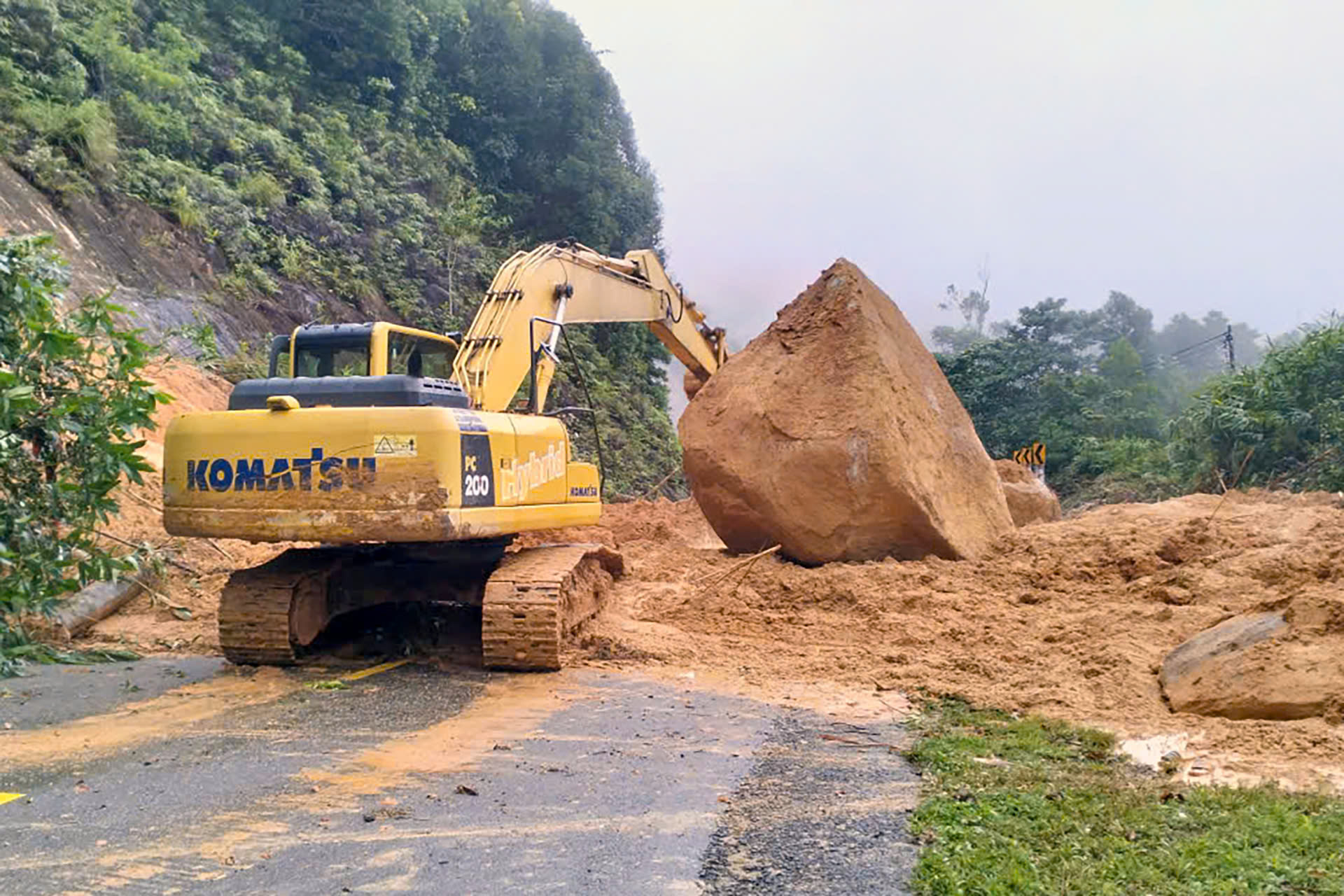 Lên phương án nổ mìn xử lý 6 tảng đá nằm chắn ngang đèo Khánh Lê