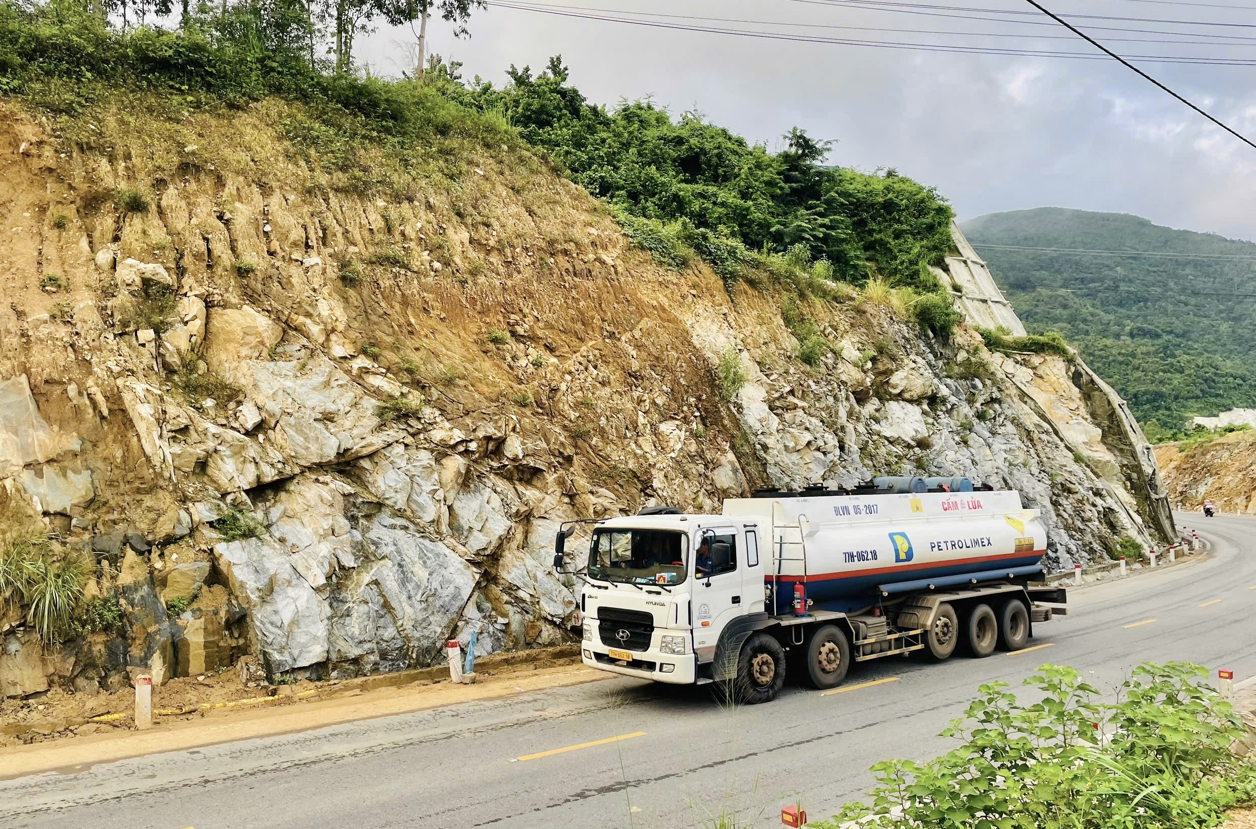 Mưa lớn kéo dài, Gia Lai chủ động ứng phó sạt lở đèo An Khê