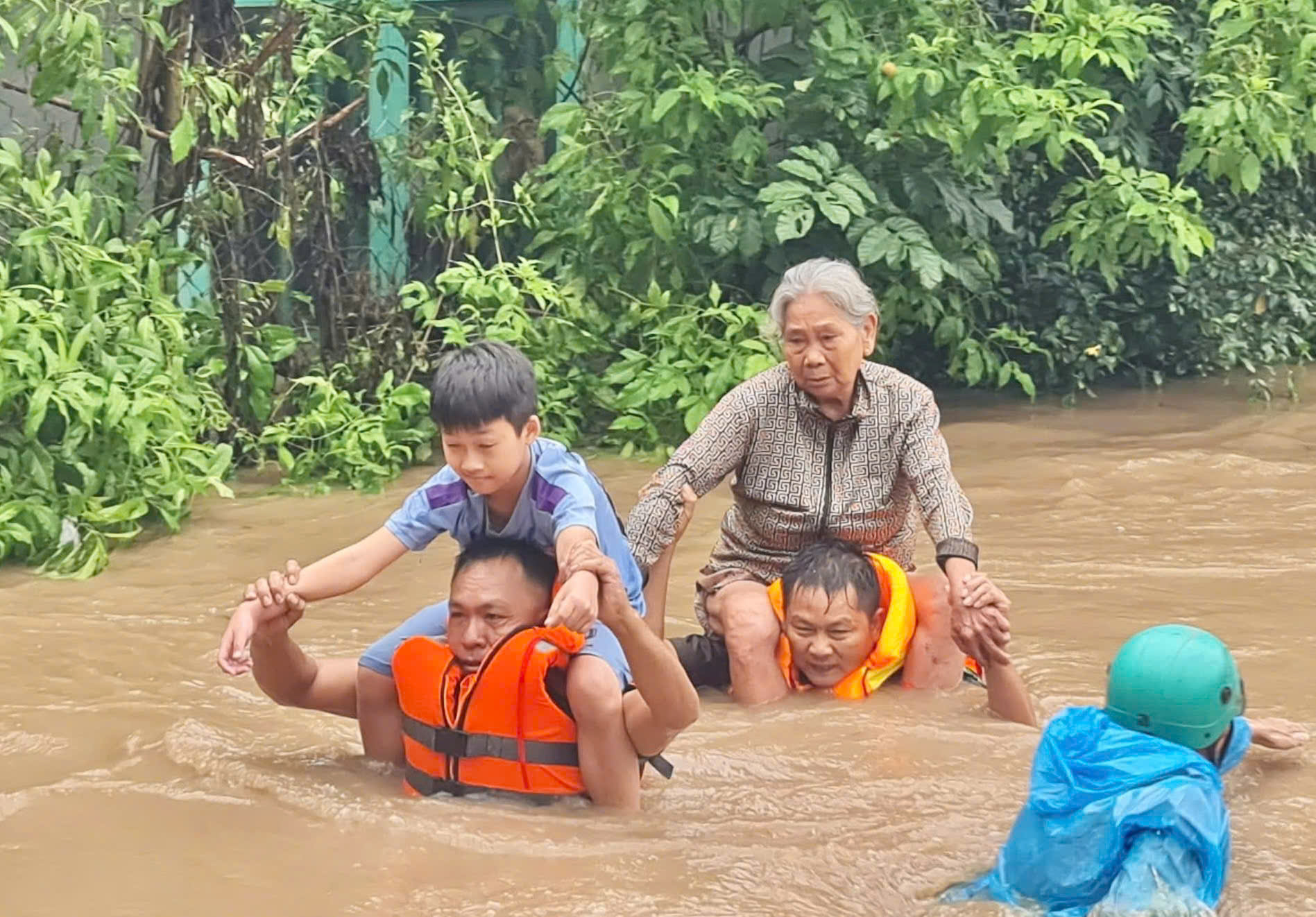 Giữa tâm lũ, Gia Lai dựng 'lá chắn' an toàn cho dân