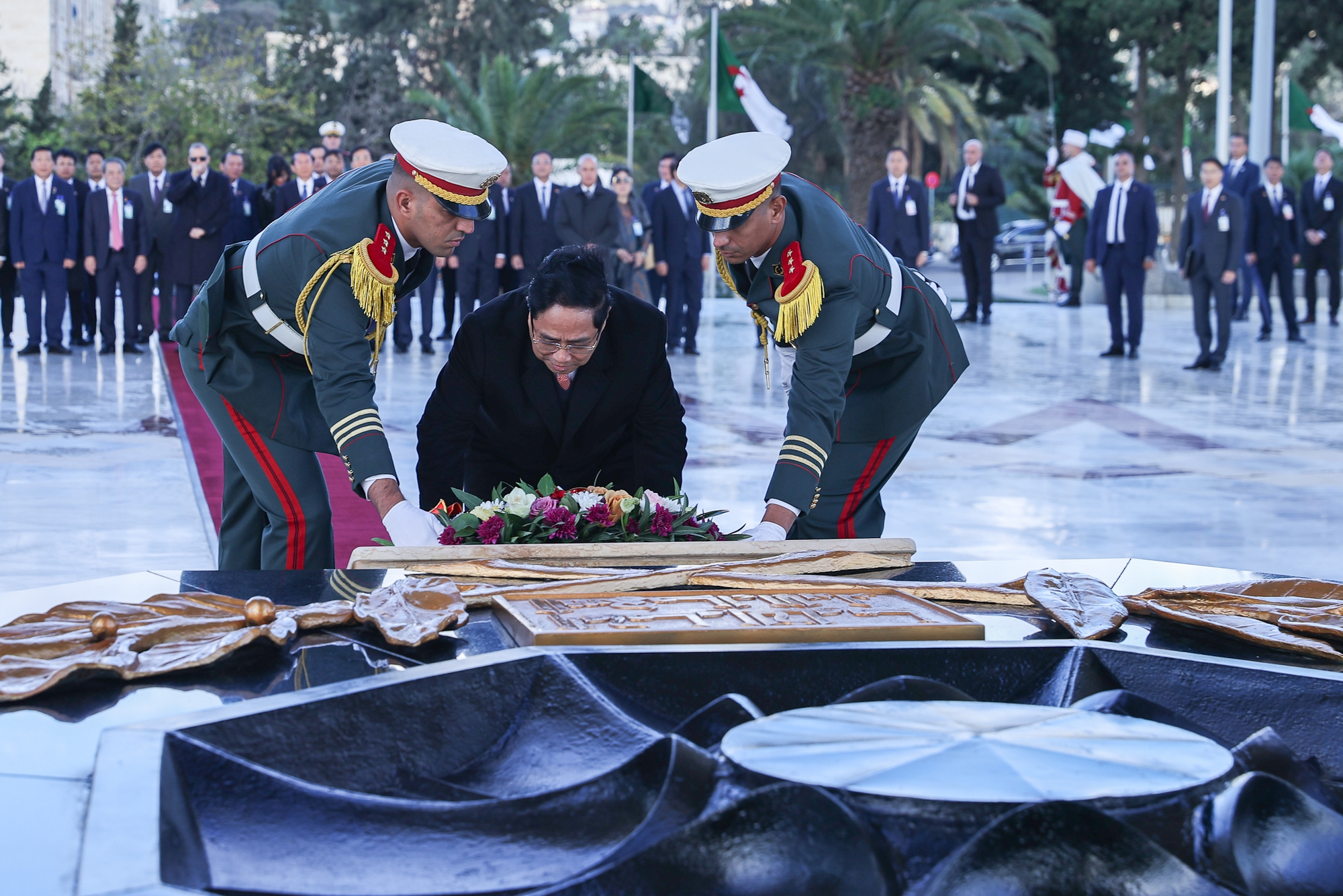 Thủ tướng tưởng niệm các anh hùng, liệt sĩ, cựu chiến binh của Algeria