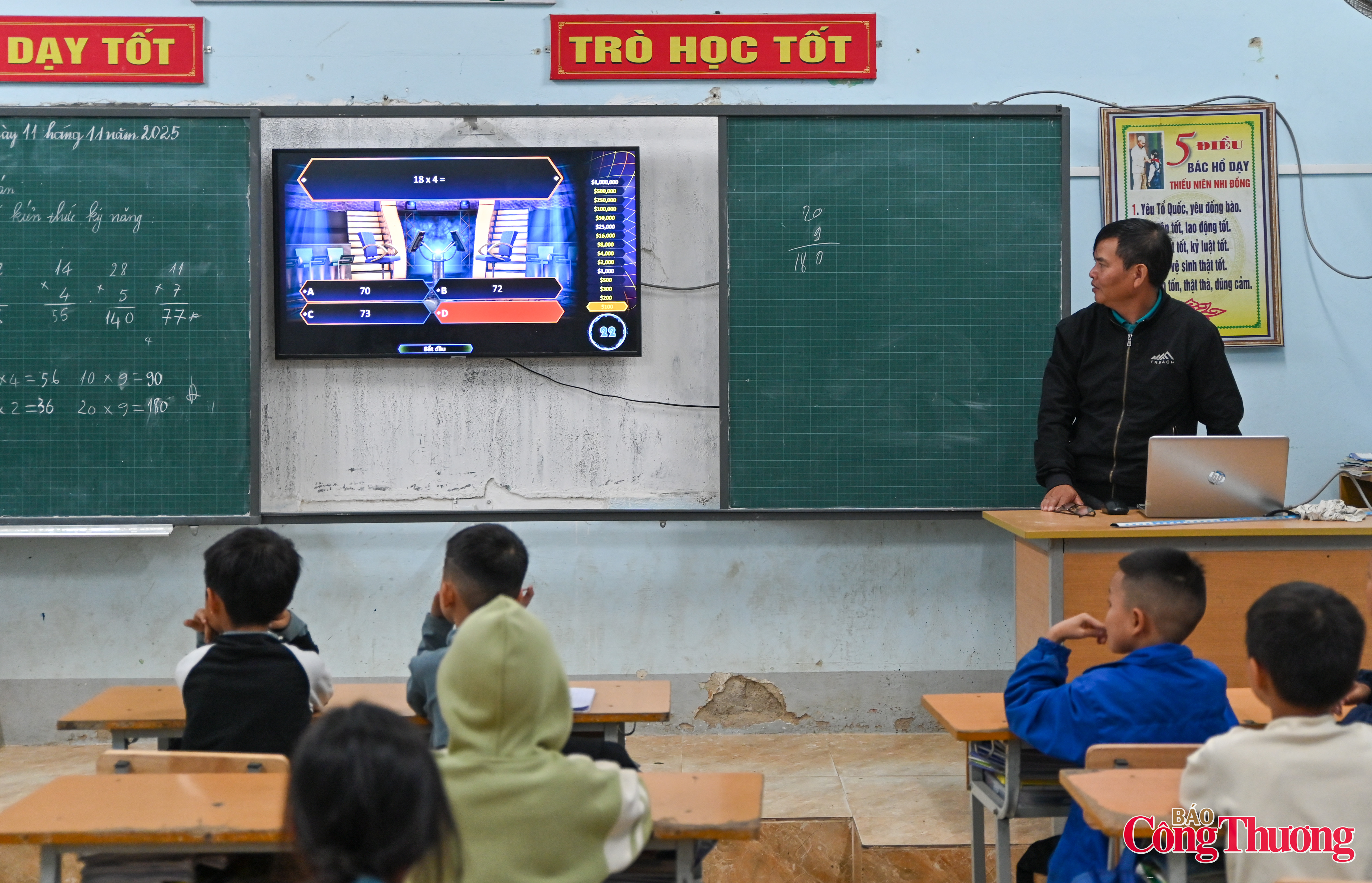 Thầy giáo miền núi mang 'Ai là triệu phú' để dạy học trò bằng công nghệ số