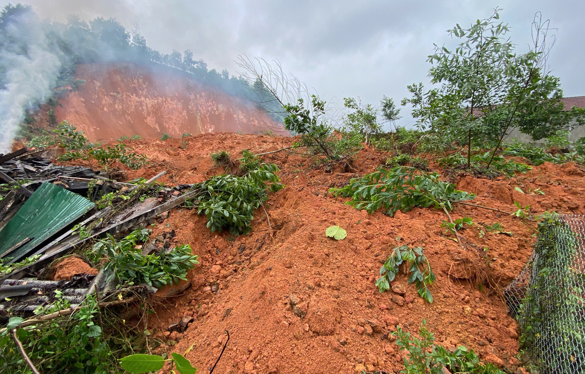 Quảng Ngãi: Sạt lở vùi lấp ngôi nhà ven đường Đông Trường Sơn