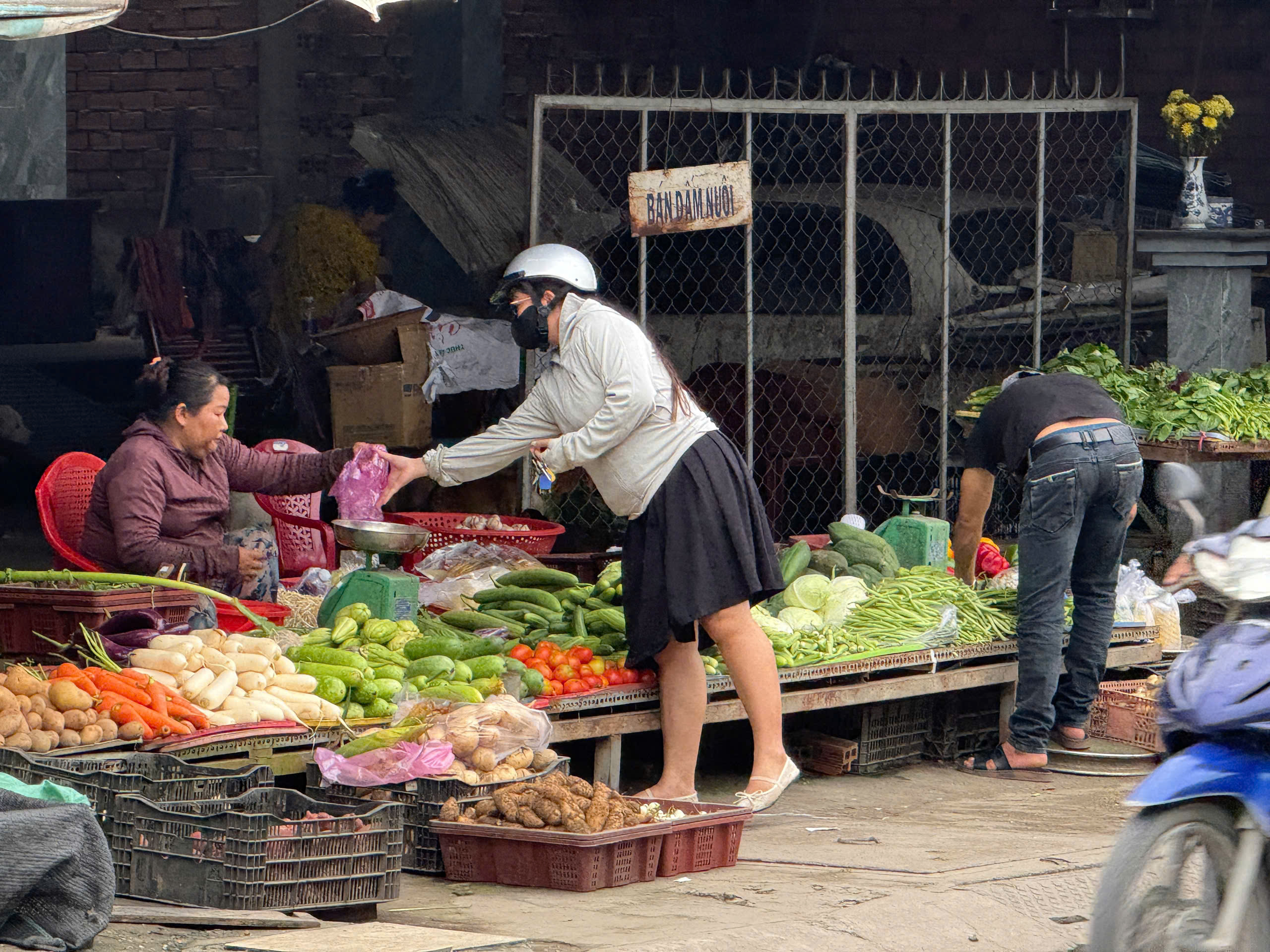 TP. Hồ Chí Minh: Nguồn cung giảm mạnh, thị trường rau xanh bị đẩy giá