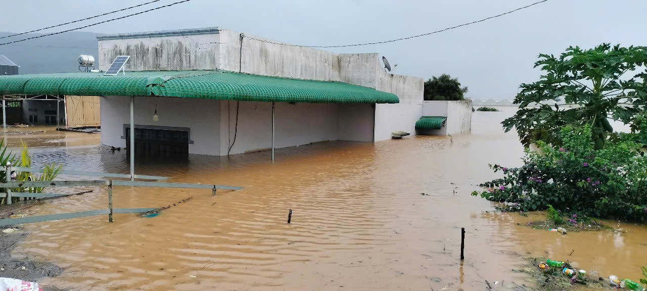 Mưa liên tục khiến hồ thủy điện ở Lâm Đồng tăng lưu lượng xả điều tiết
