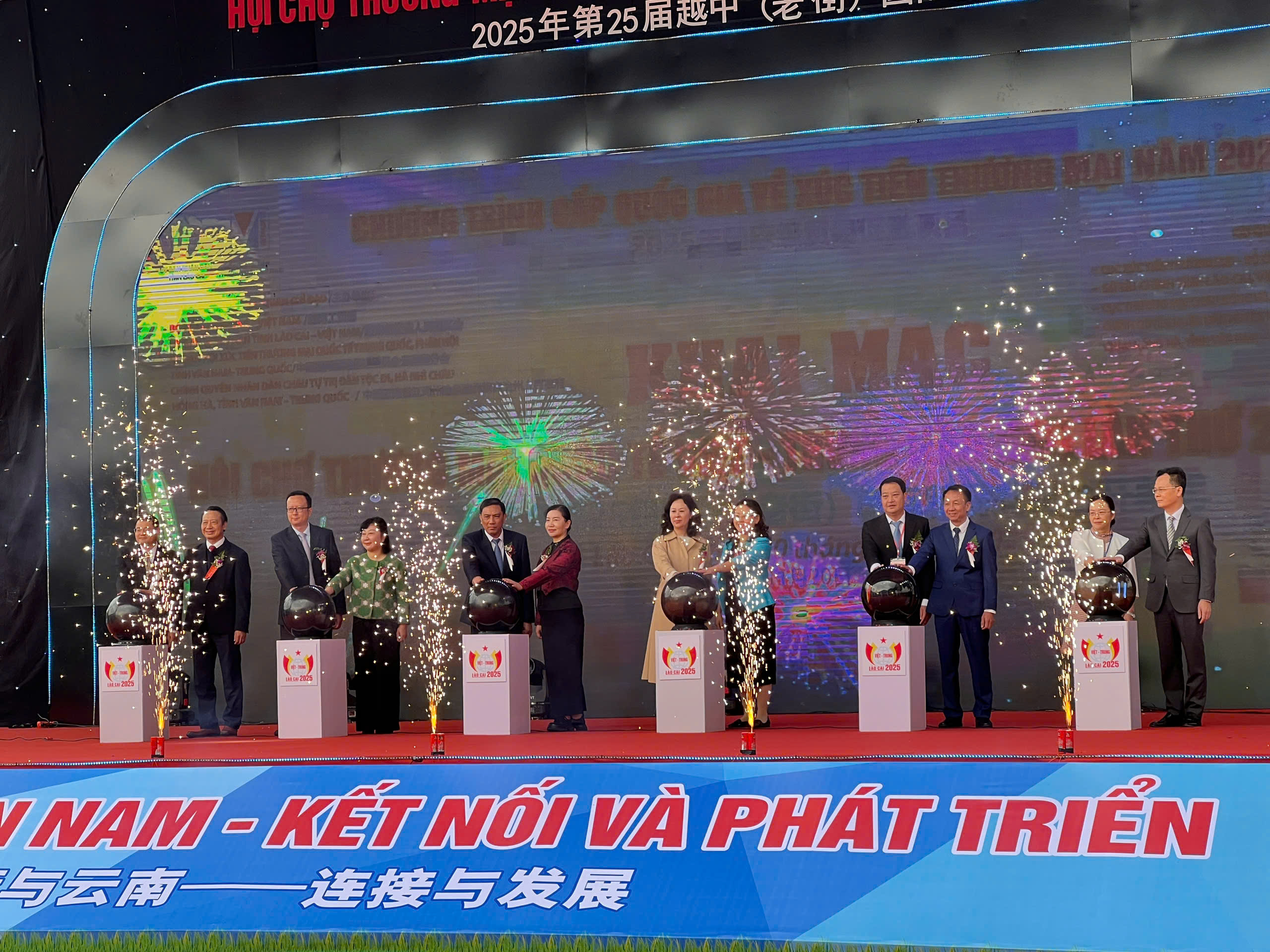 Khai mạc Hội chợ Thương mại Quốc tế Việt – Trung (Lào Cai) lần thứ 25