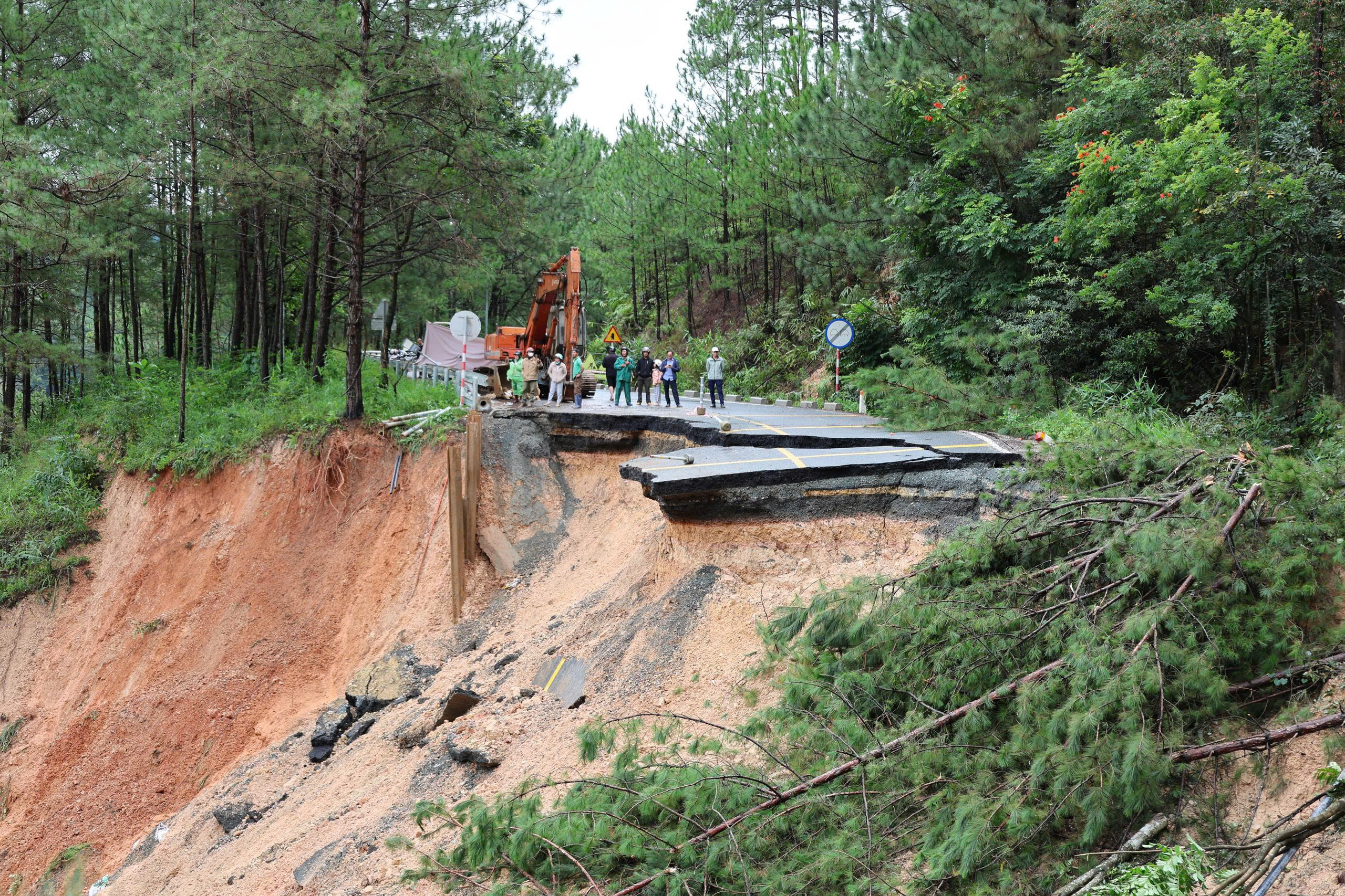 Đèo Mimosa và Km249 đồng loạt sạt lở, Lâm Đồng công bố khẩn cấp