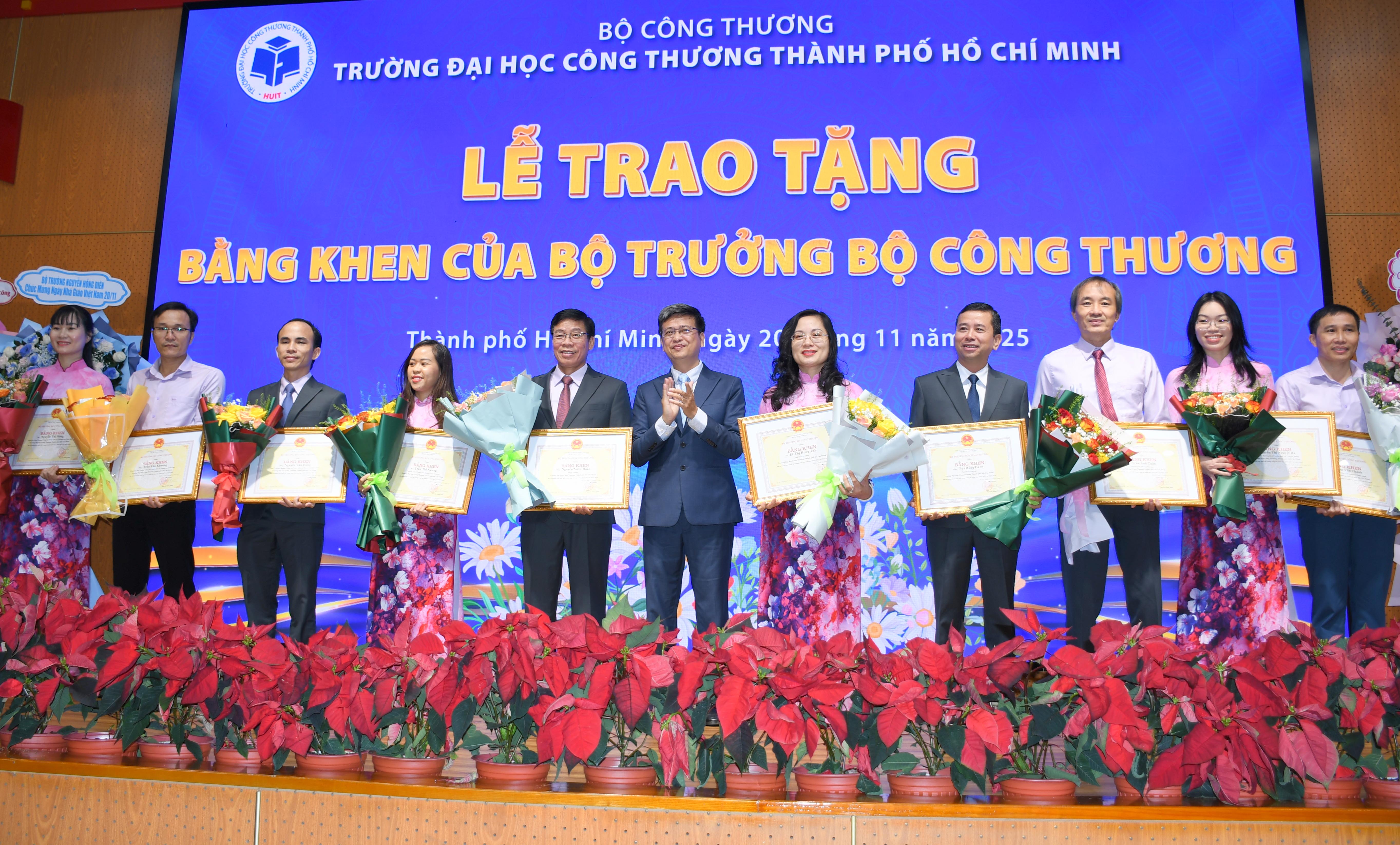 Bộ trưởng Bộ Công Thương khen thưởng nhiều tập thể, cá nhân HUIT 