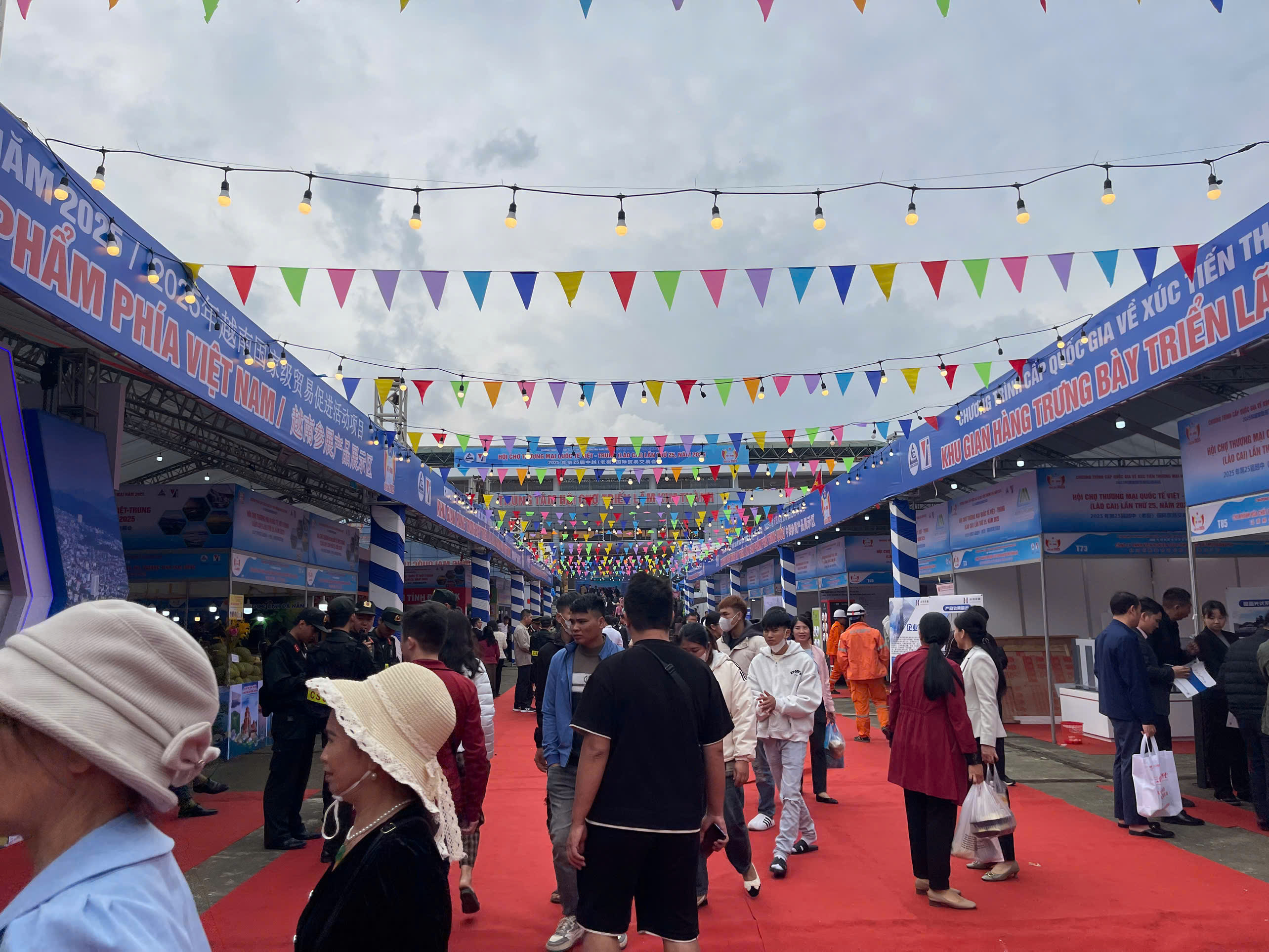 Giao thương sôi nổi tại Hội chợ Thương mại quốc tế Việt - Trung