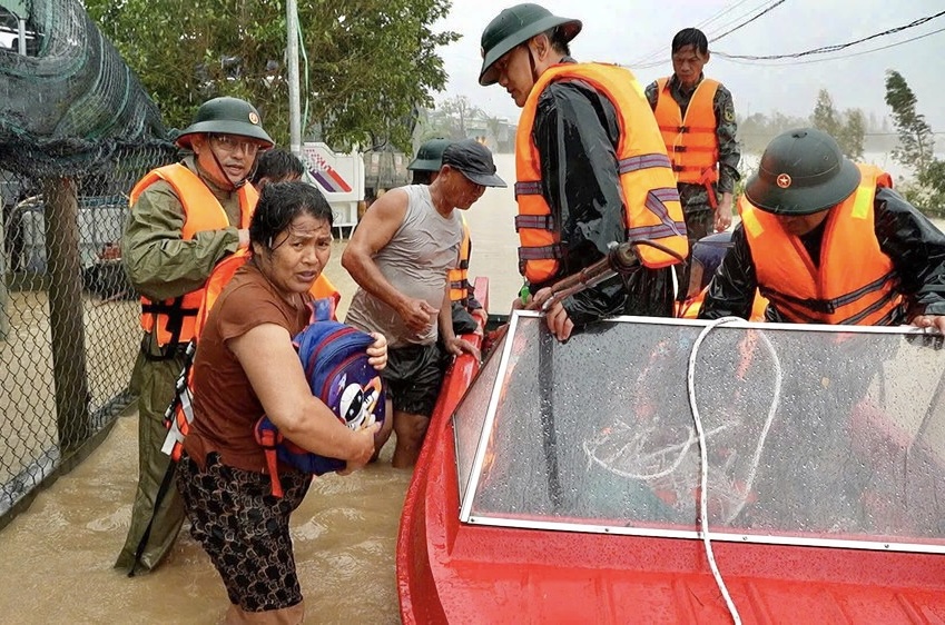 Gia Lai: Xe thiết giáp lên đường, bộ đội chạy đua ứng cứu người dân