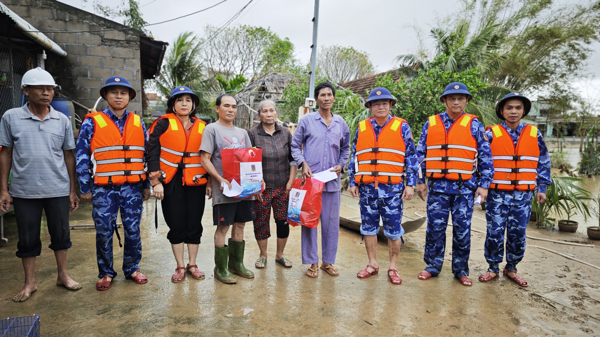 Vùng Cảnh sát biển 2 kịp thời hỗ trợ người dân vùng 'rốn lũ' Tuy Phước