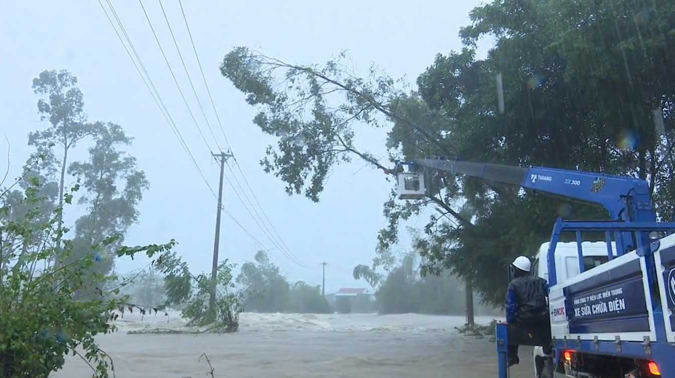 Hơn 664.000 hộ dân vùng lũ miền Trung được khôi phục cấp điện