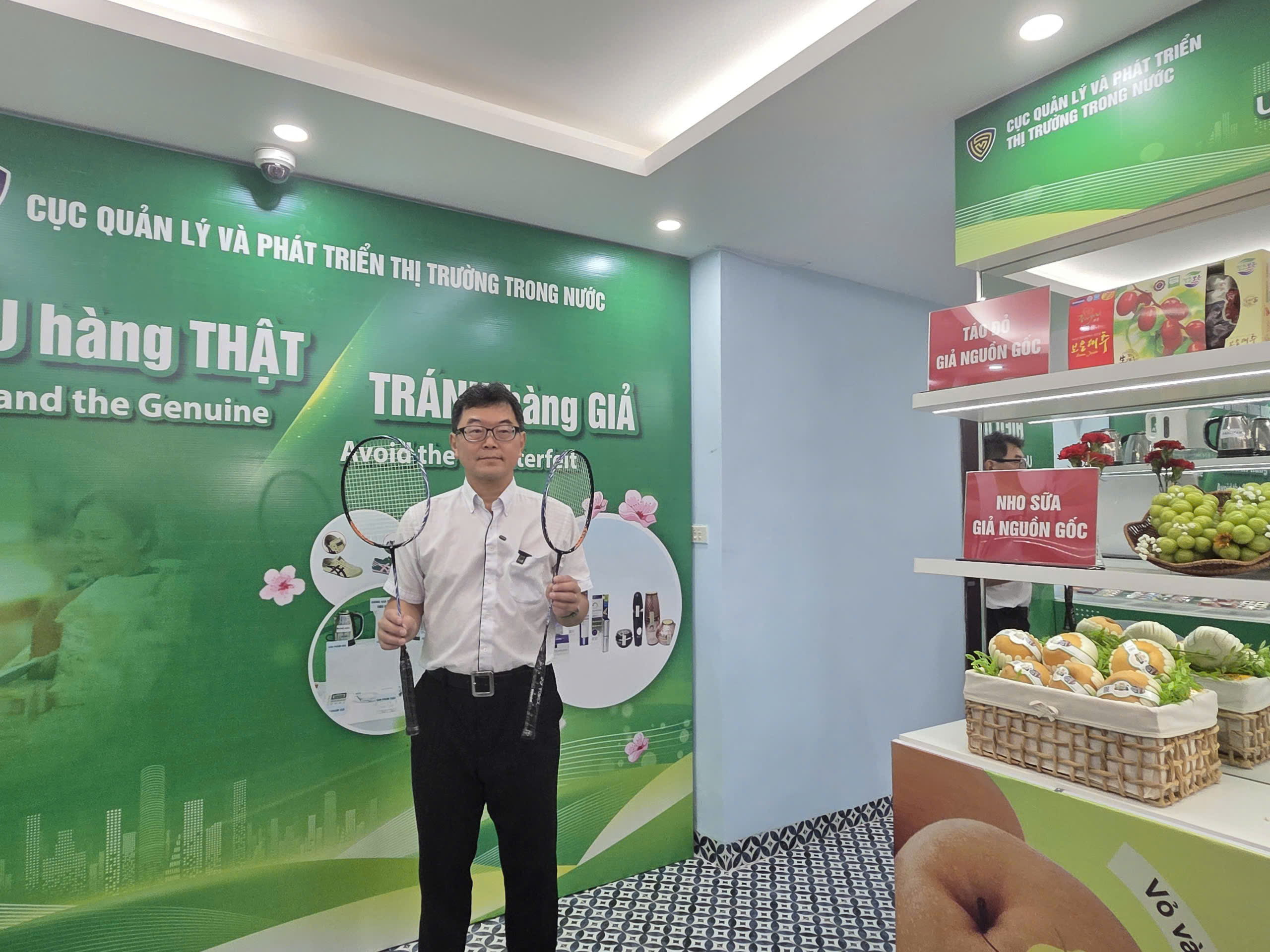 Cán bộ Quản lý thị trường hướng dẫn người dân cách nhận biết hàng giả