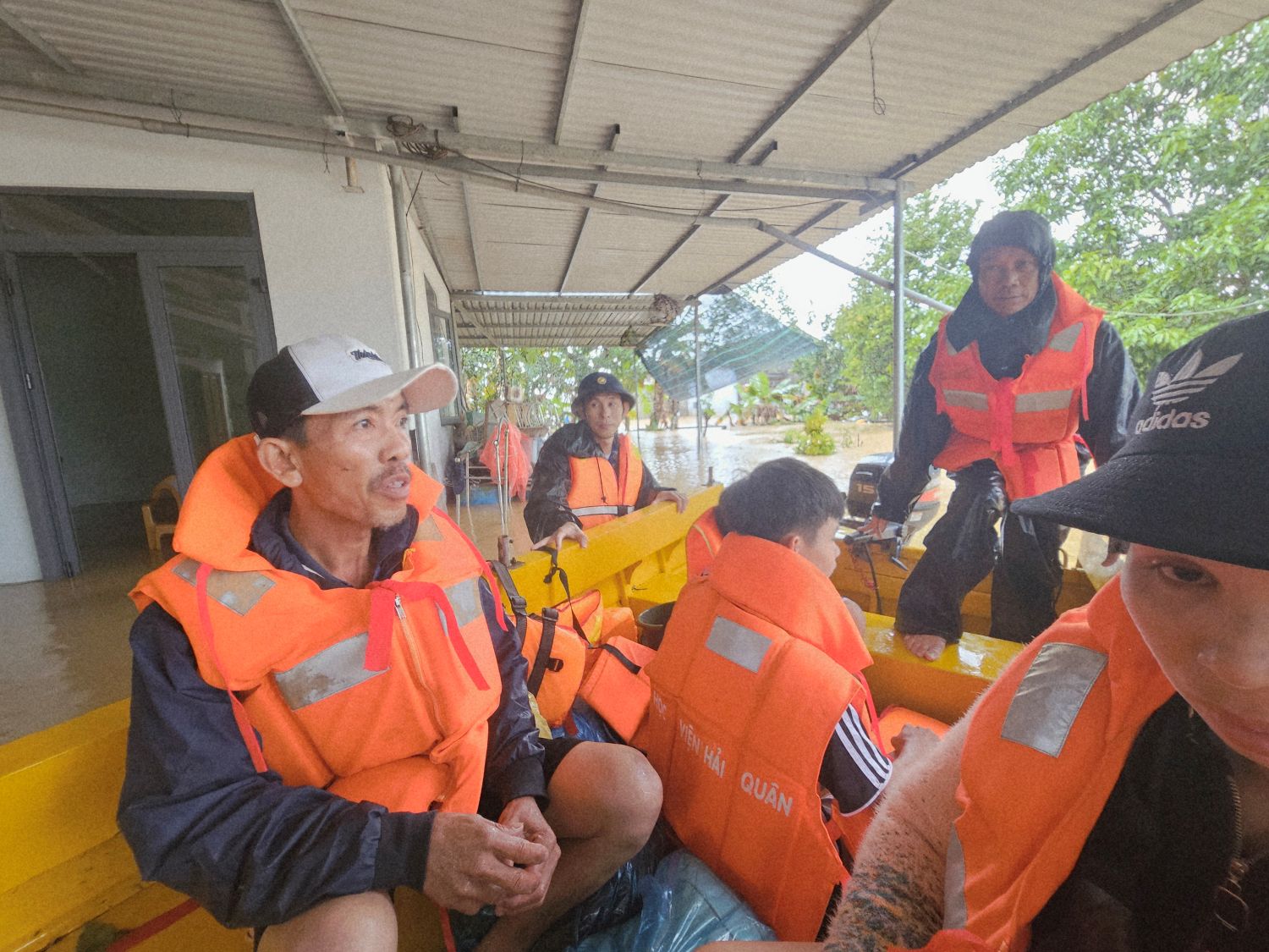 Bộ đội Hải quân dốc sức cùng nhân dân vượt lũ