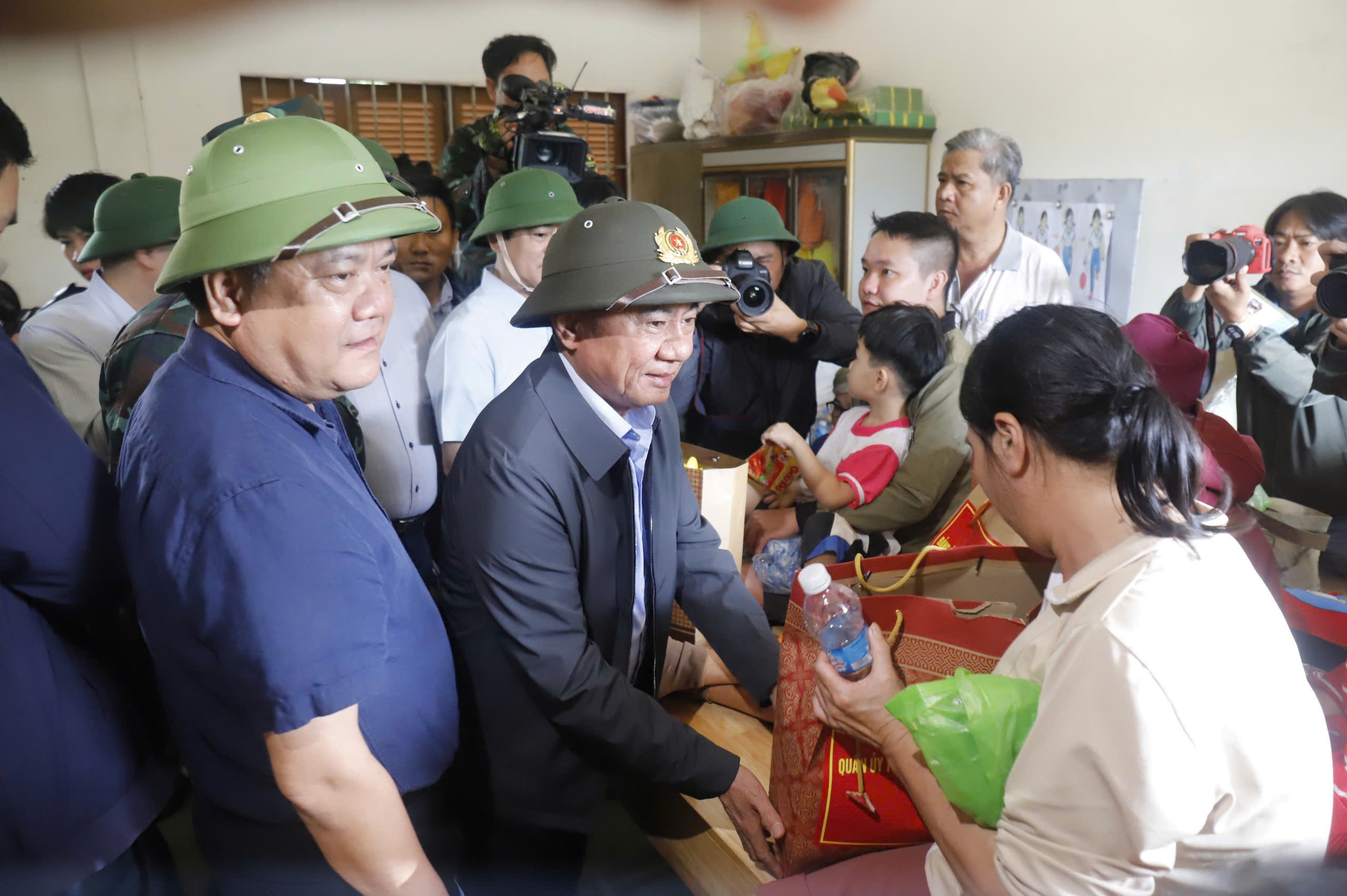 Đồng chí Trần Cẩm Tú thăm hỏi, động viên người dân tại Khánh Hòa