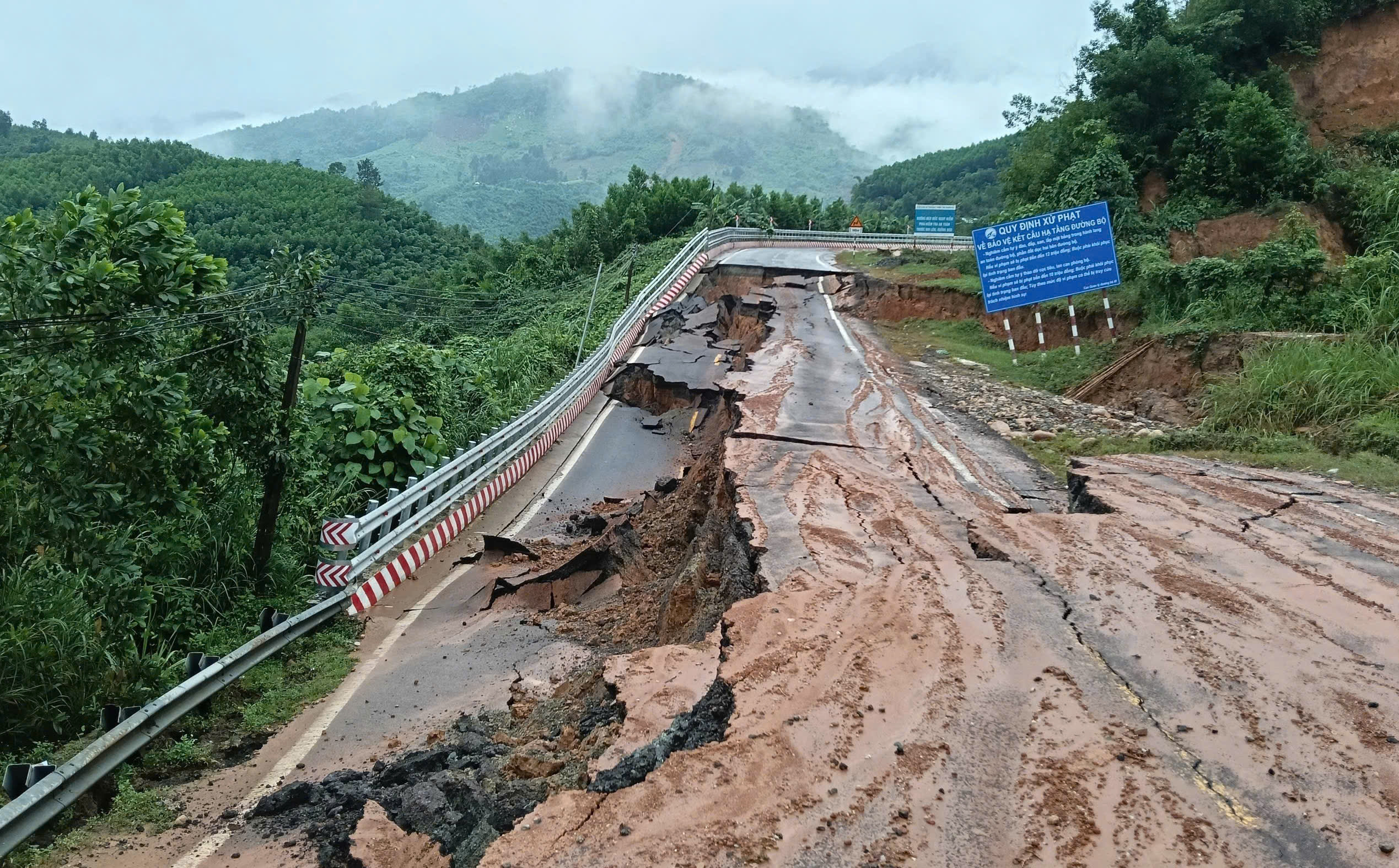 Xuất hiện vết sụt lún dài hơn 100m trên đèo nối Đà Lạt - Nha Trang
