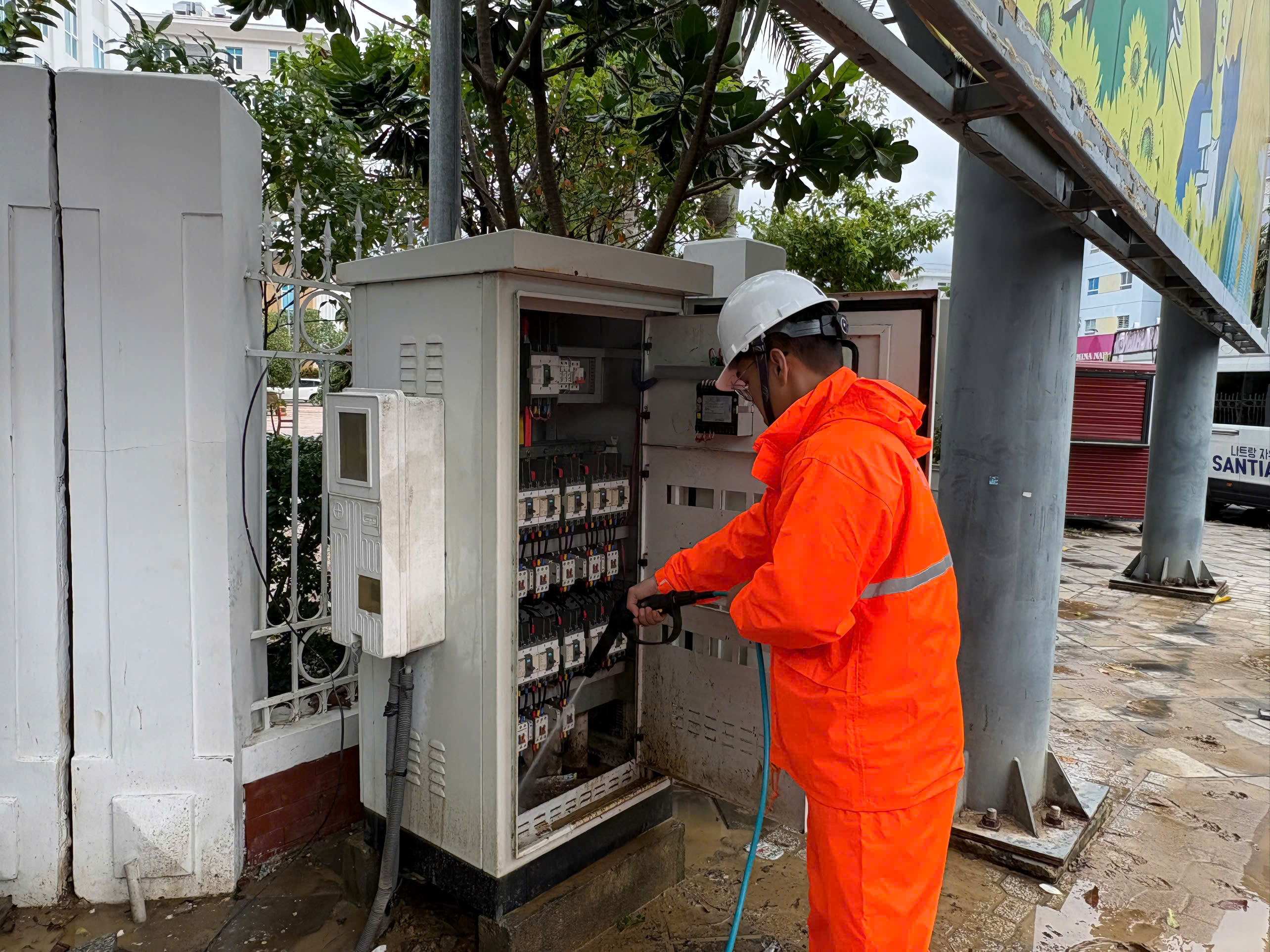 Miền Trung: Cấp điện trở lại hơn 881.000 khách hàng sau ngập lụt