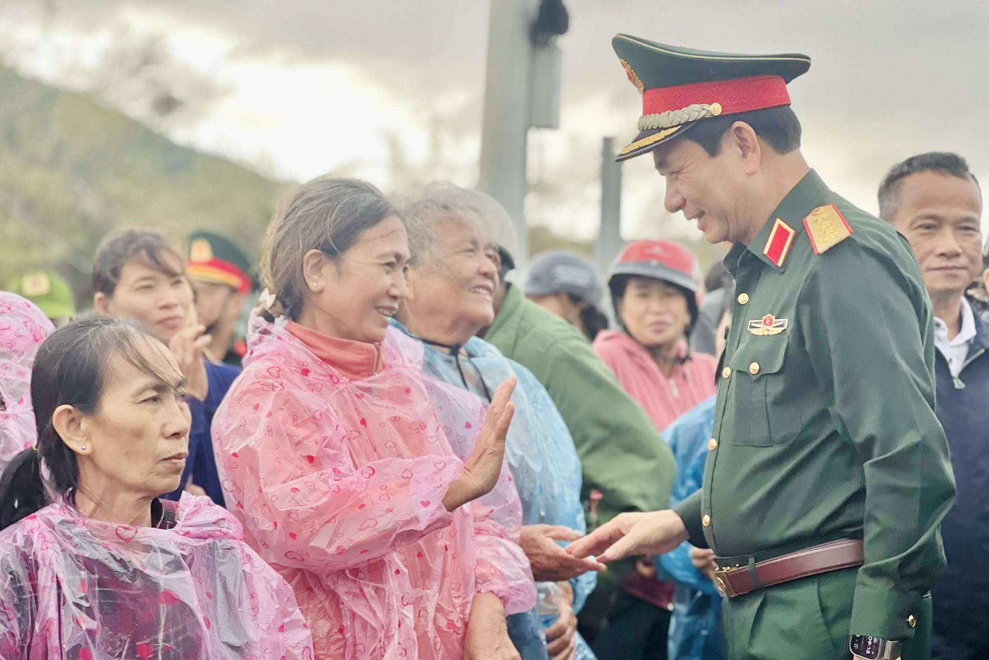 Đại tướng Phan Văn Giang thăm người dân vùng lũ Gia Lai