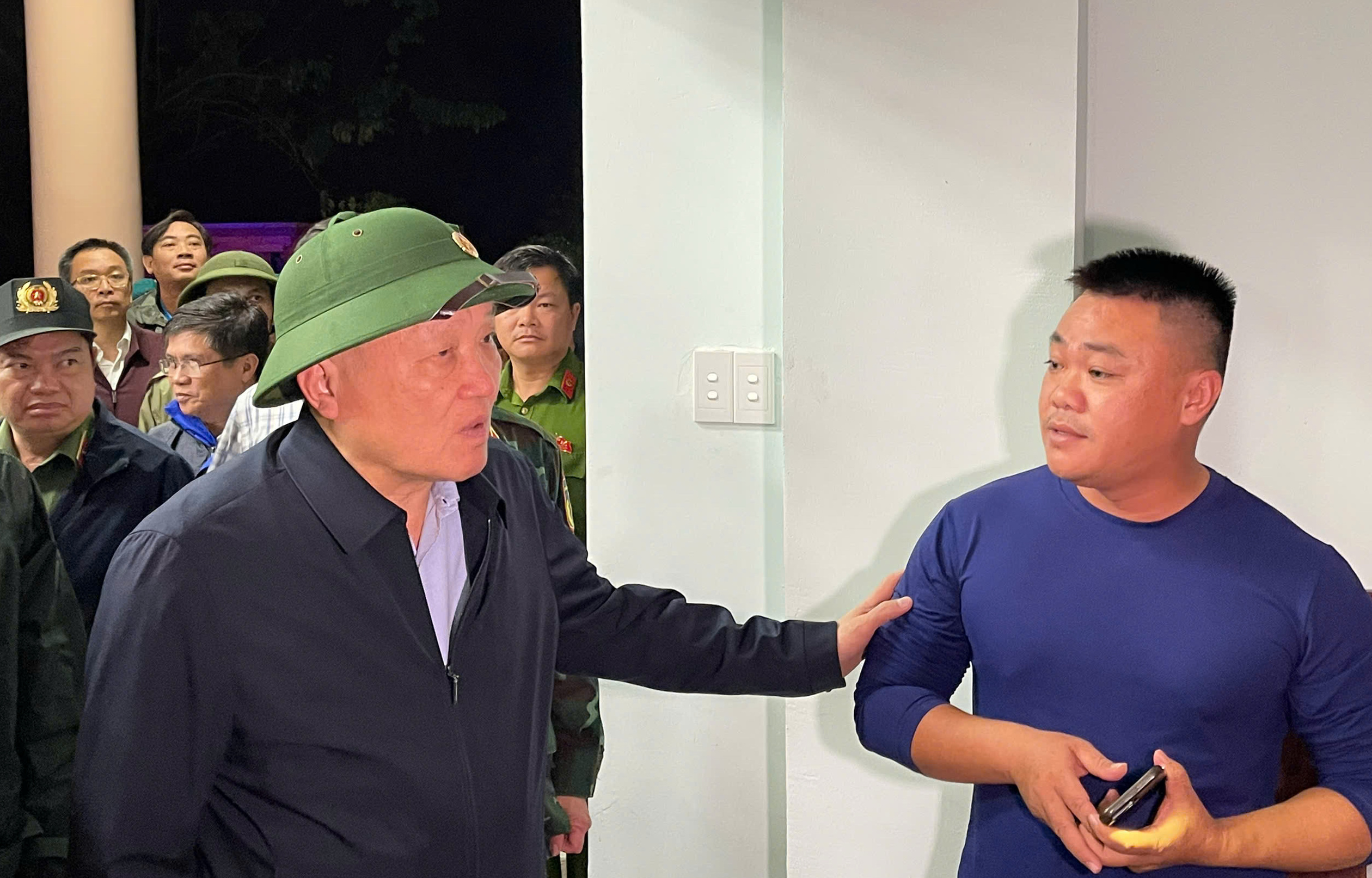 Phó Thủ tướng Thường trực động viên bà con vùng lũ Đắk Lắk