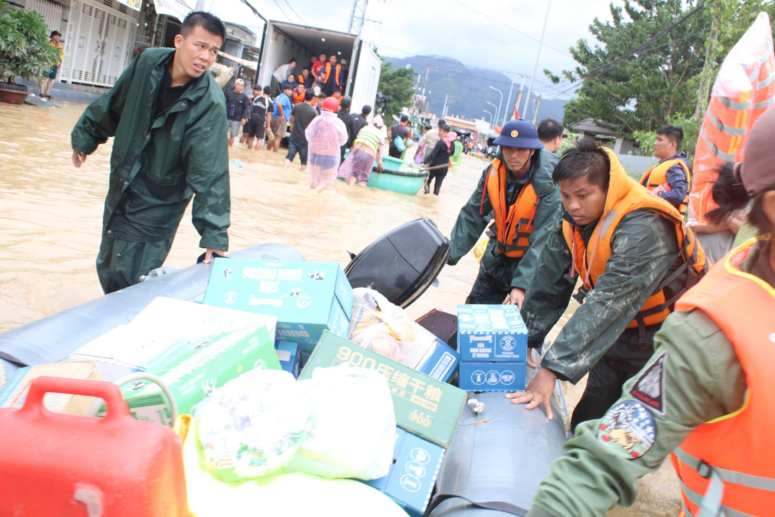 Quân chủng Hải quân tiếp tục điều quân giúp dân khắc phục mưa lũ 