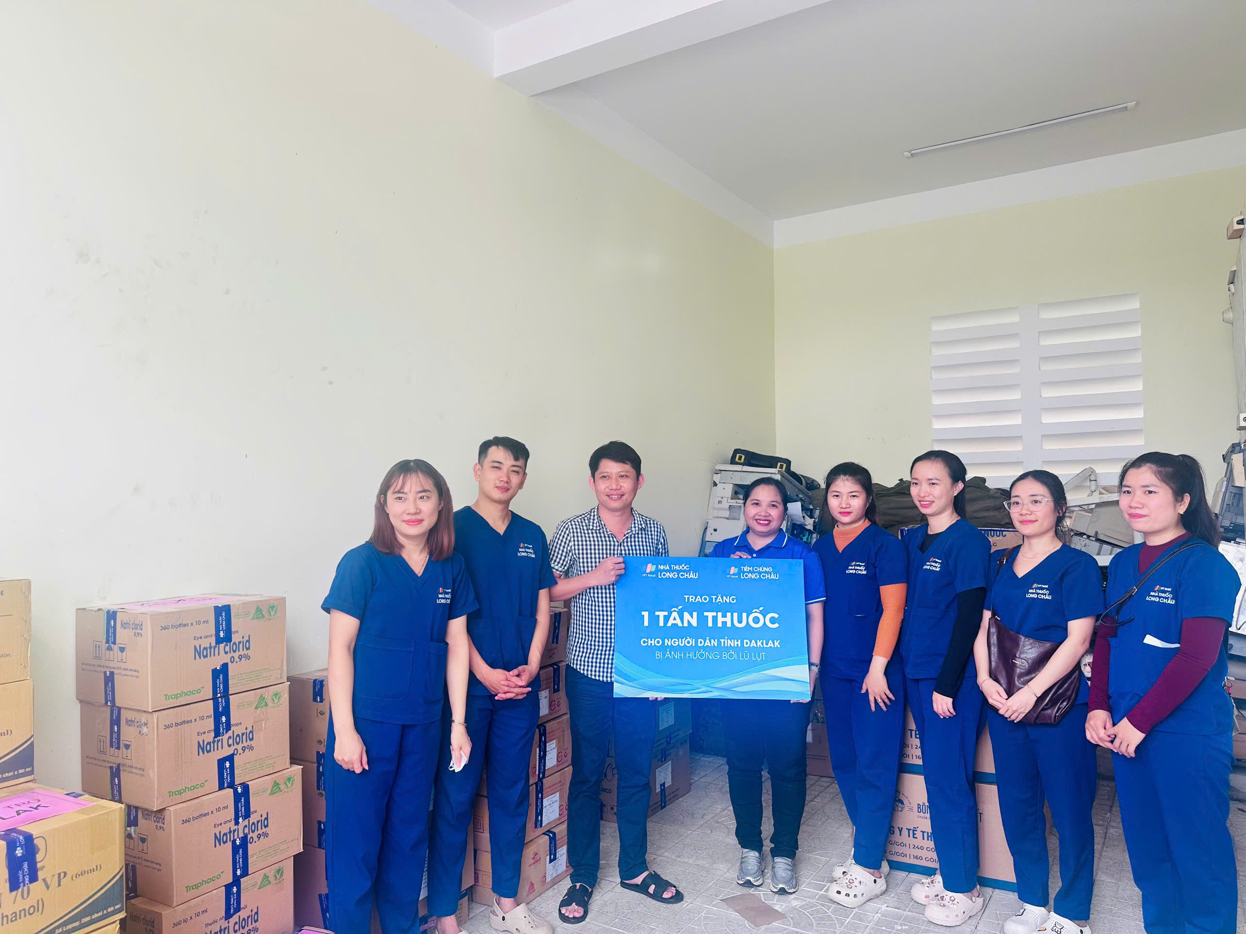 Long Châu trao 1 tấn thuốc và vật tư y tế đến người dân vùng lũ Đắk Lắk