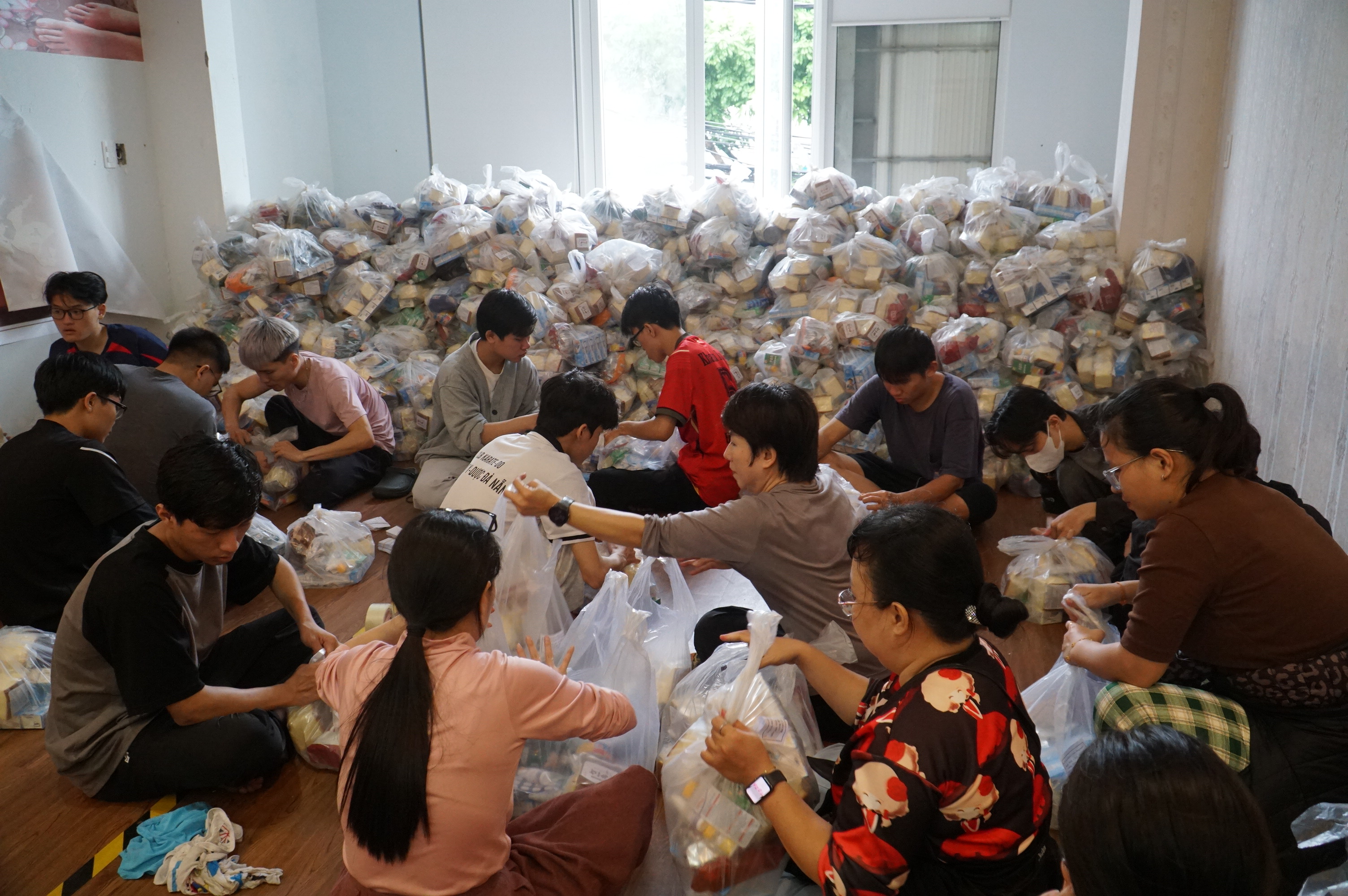 Người dân Đà Nẵng 'đội mưa' gửi yêu thương về tâm lũ