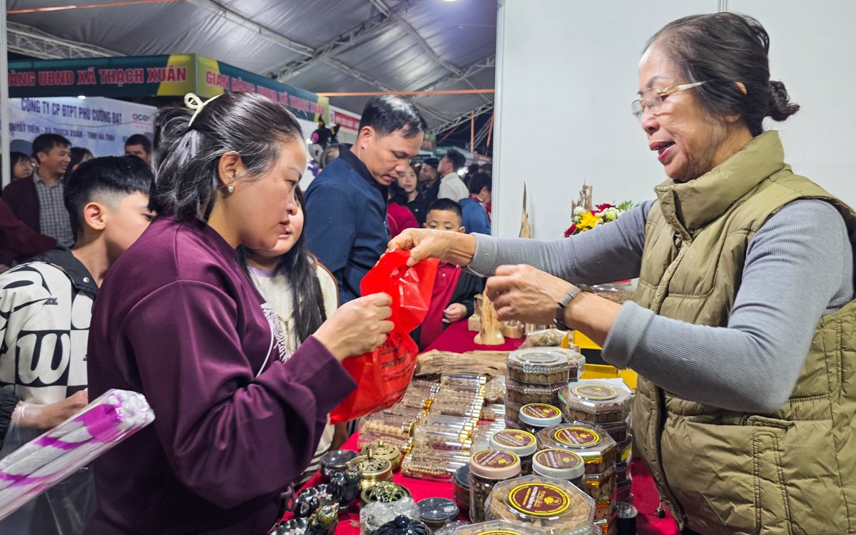 Đặc sản Hà Tĩnh 'đắt khách' mua tại Hội chợ Bắc Trung Bộ