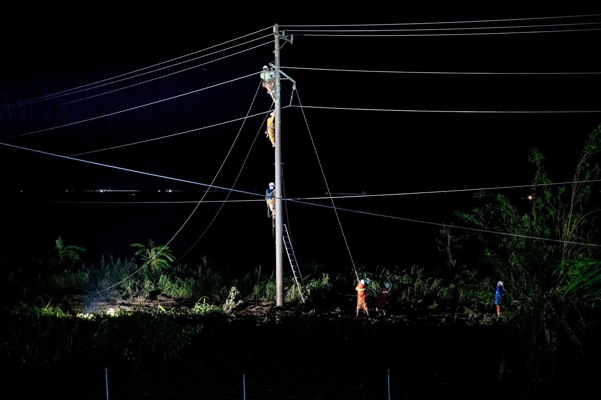 Gần 96% hộ dân miền Trung được cấp điện trở lại sau mưa lũ