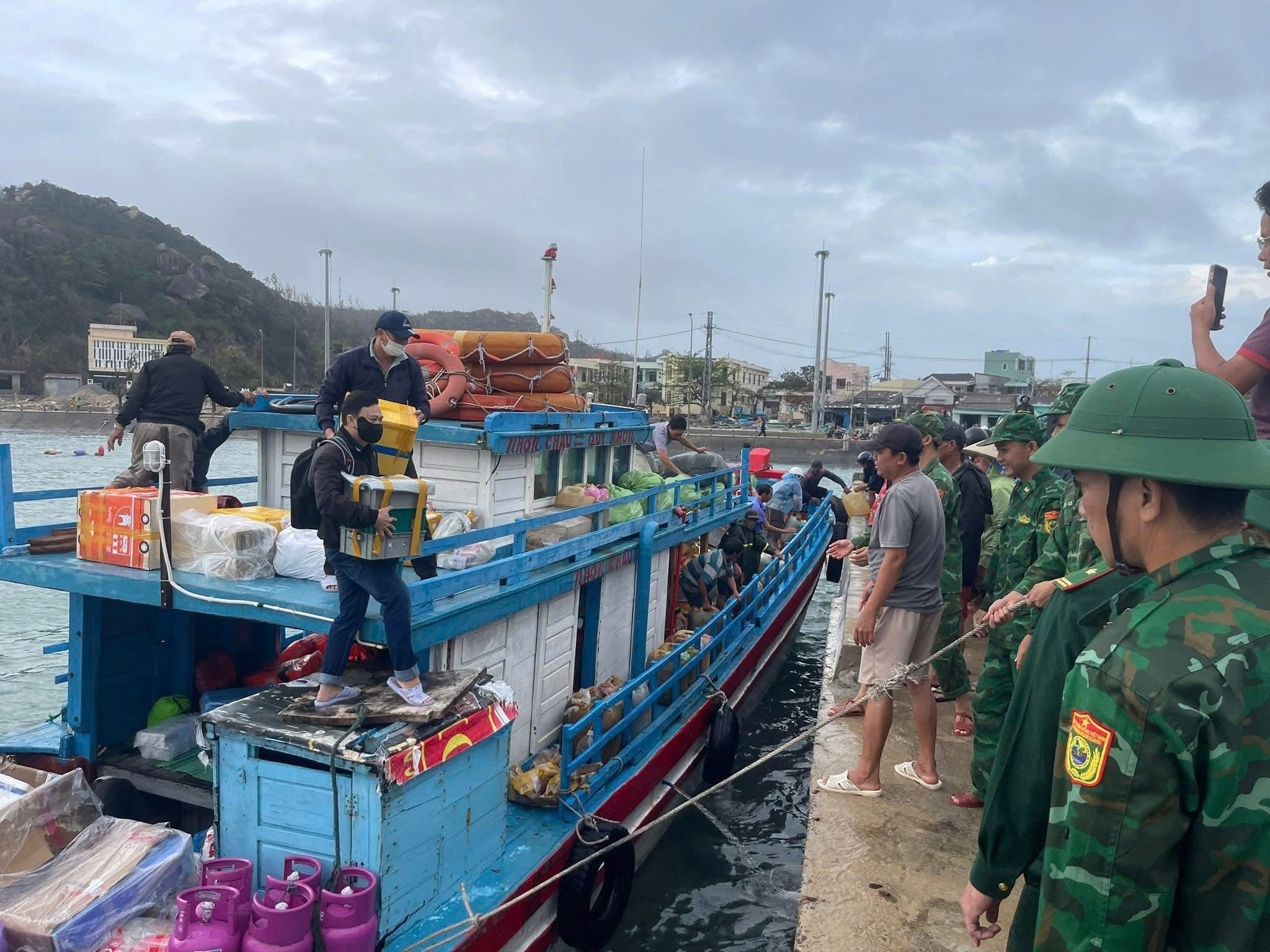 Gia Lai: Chuyến ghe nghĩa tình tiếp sức hơn 2.000 người dân xã đảo