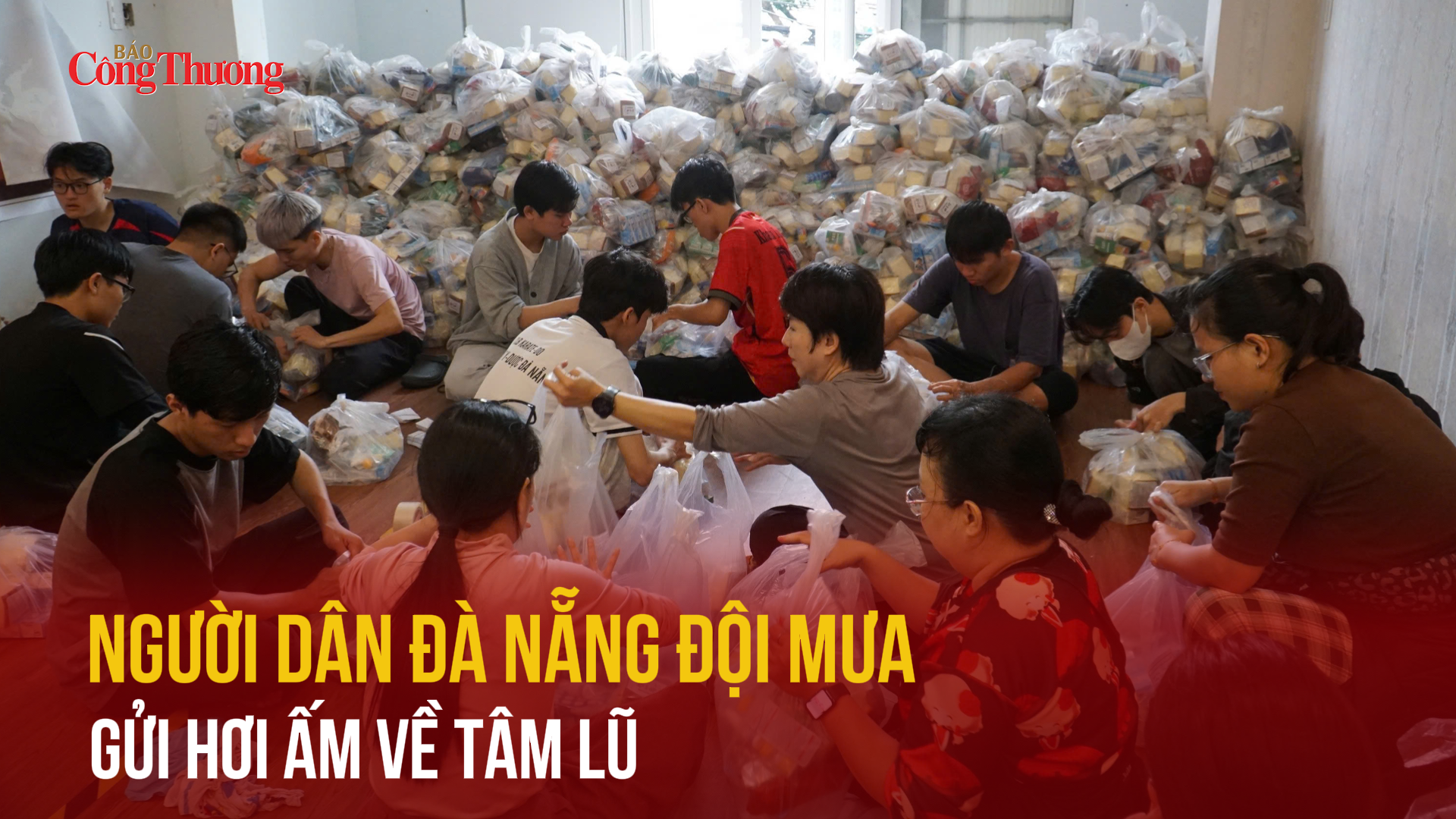 Người dân Đà Nẵng đội mưa, gửi hơi ấm về tâm lũ