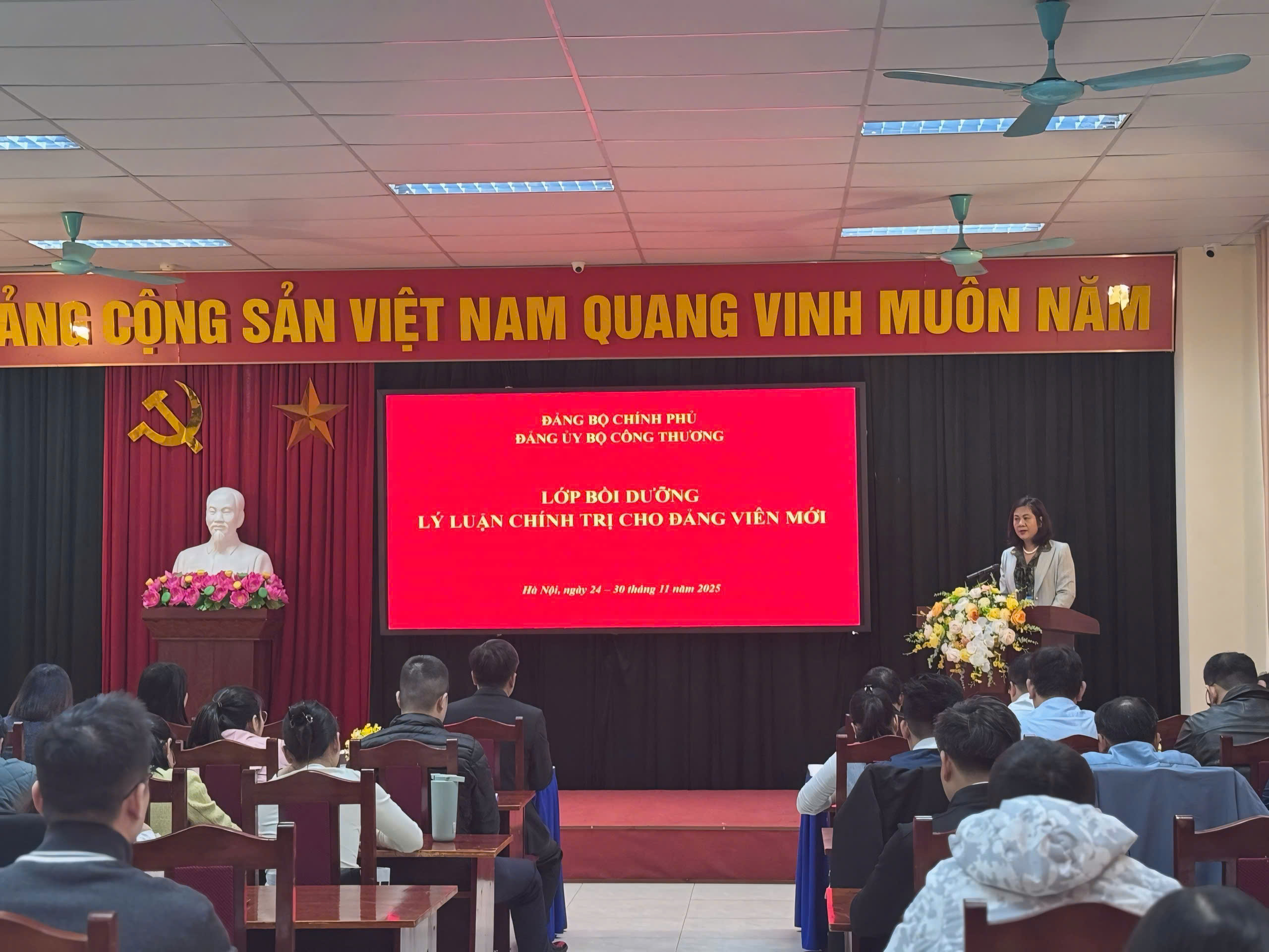 Khai mạc Lớp bồi dưỡng lý luận chính trị dành cho đảng viên mới 