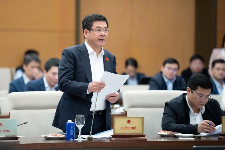 Bộ trưởng Nguyễn Hồng Diên trình bày tờ trình về chính sách tháo gỡ khó khăn phát triển năng lượng