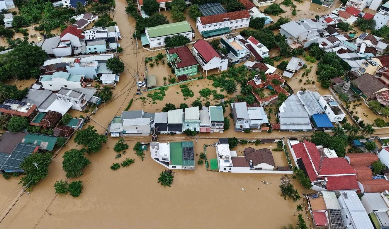 Bộ Công Thương ứng phó mưa lũ ở Trung Bộ, khôi phục điện, ổn định hàng hóa