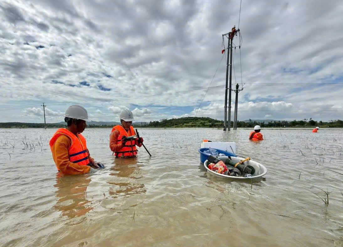 Gia Lai: Cán bộ điện ngâm mình trong nước, chạy đua khắc phục sự cố