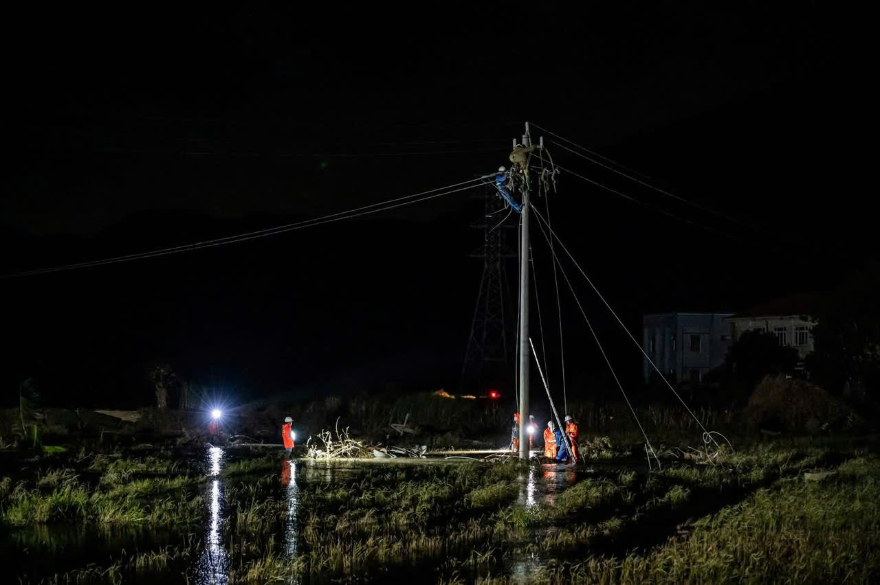 Khôi phục cấp điện cho 98,2% hộ dân miền Trung mất điện do mưa lũ