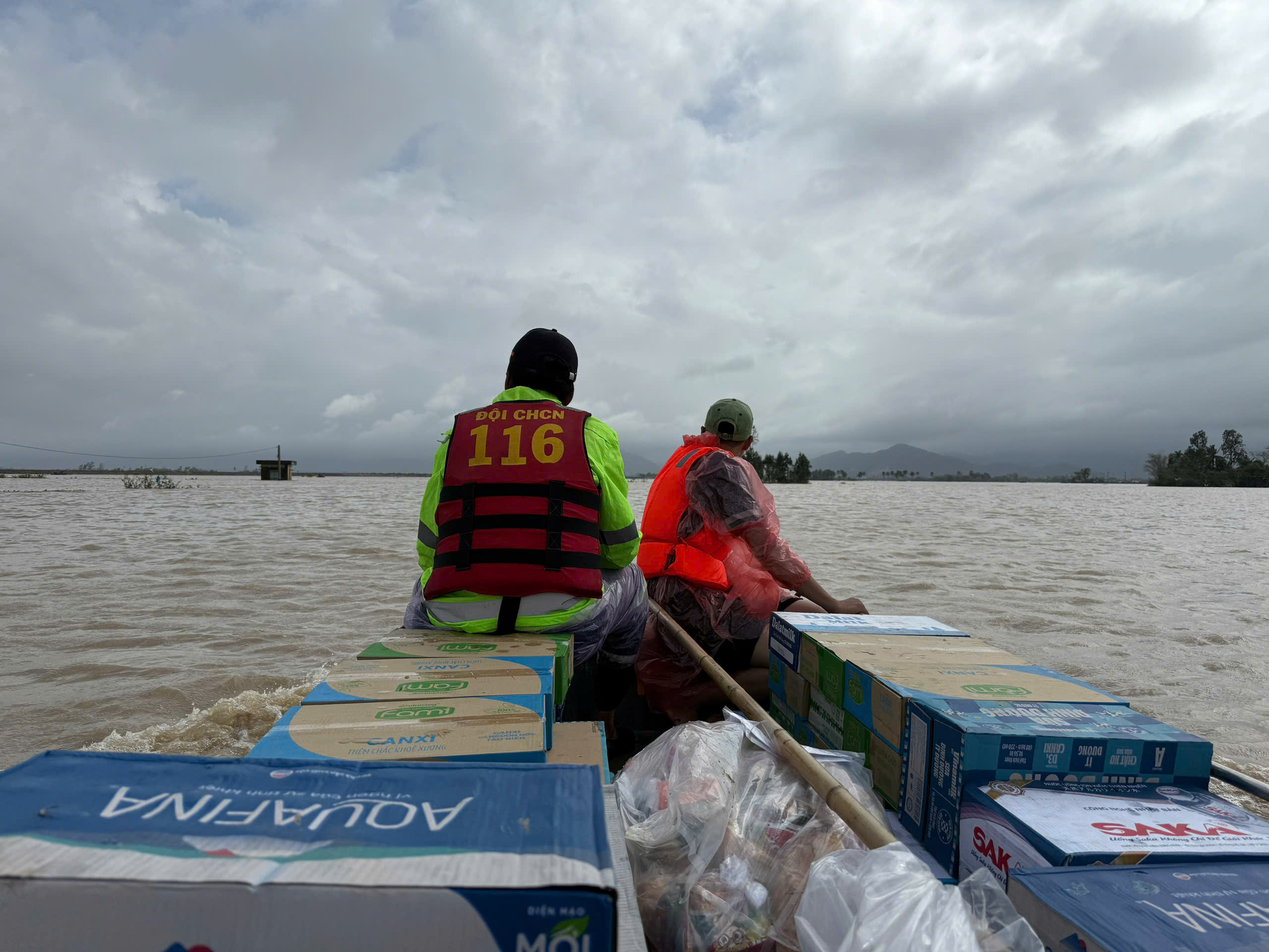 Tình người giữa thiên tai: Vượt nghìn cây số hỗ trợ bà con vùng lũ