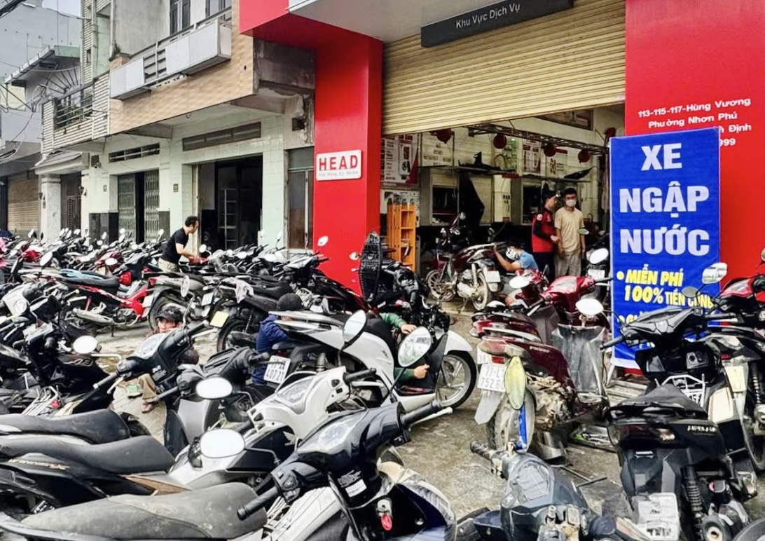 Gia Lai: Xe máy ngập nước xếp hàng, đánh số chờ đến lượt được sửa