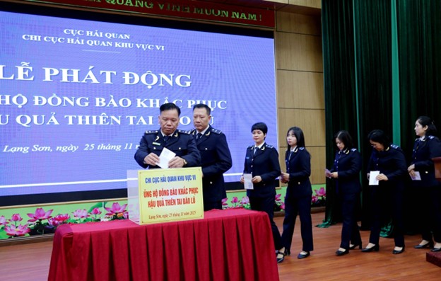 Chi cục Hải quan khu vực VI quyên góp hỗ trợ đồng bào bị bão lũ