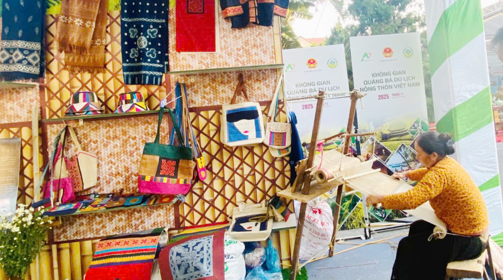 Sản phẩm OCOP, ‘điểm chạm văn hóa’ trong du lịch nông thôn