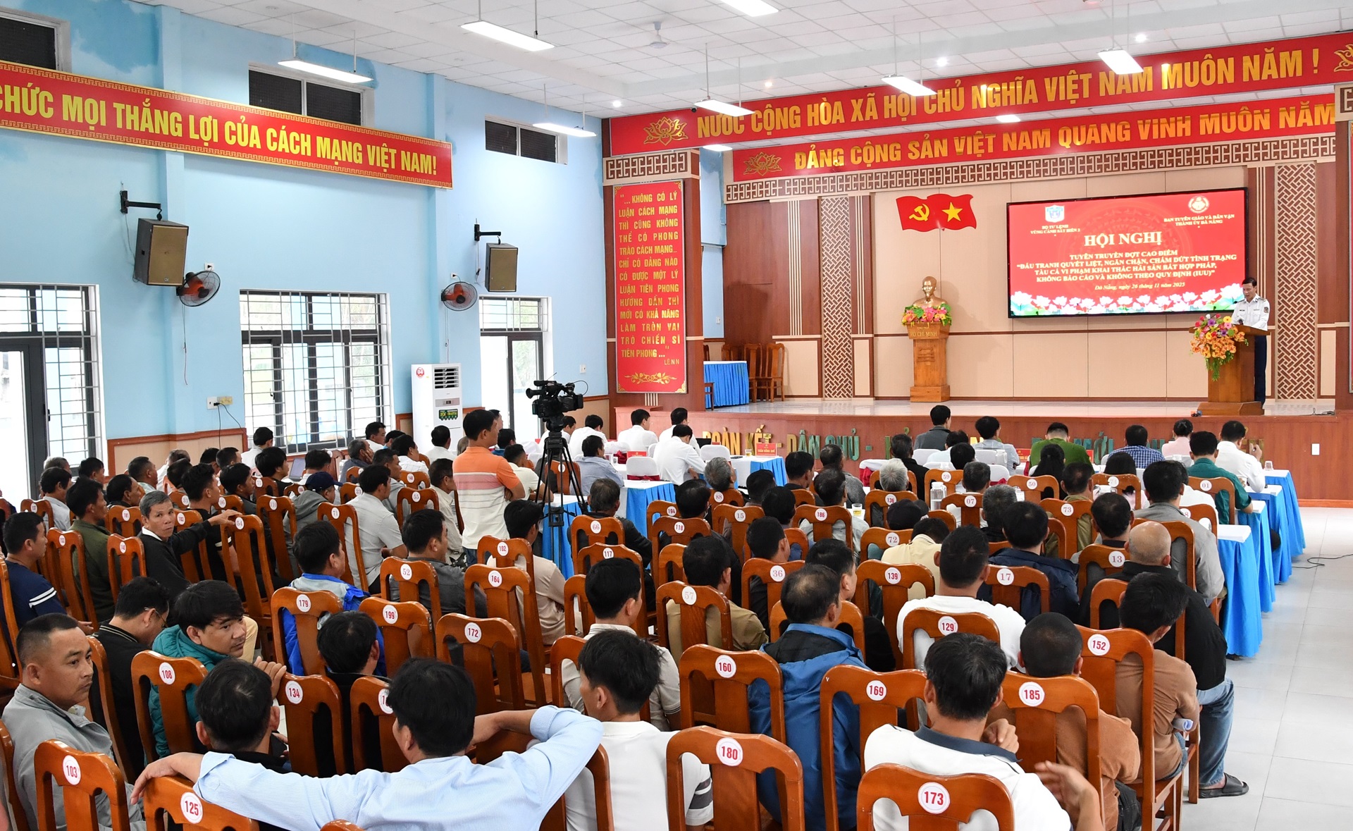  Cảnh sát biển tuyên truyền chống khai thác IUU cho ngư dân Đà Nẵng