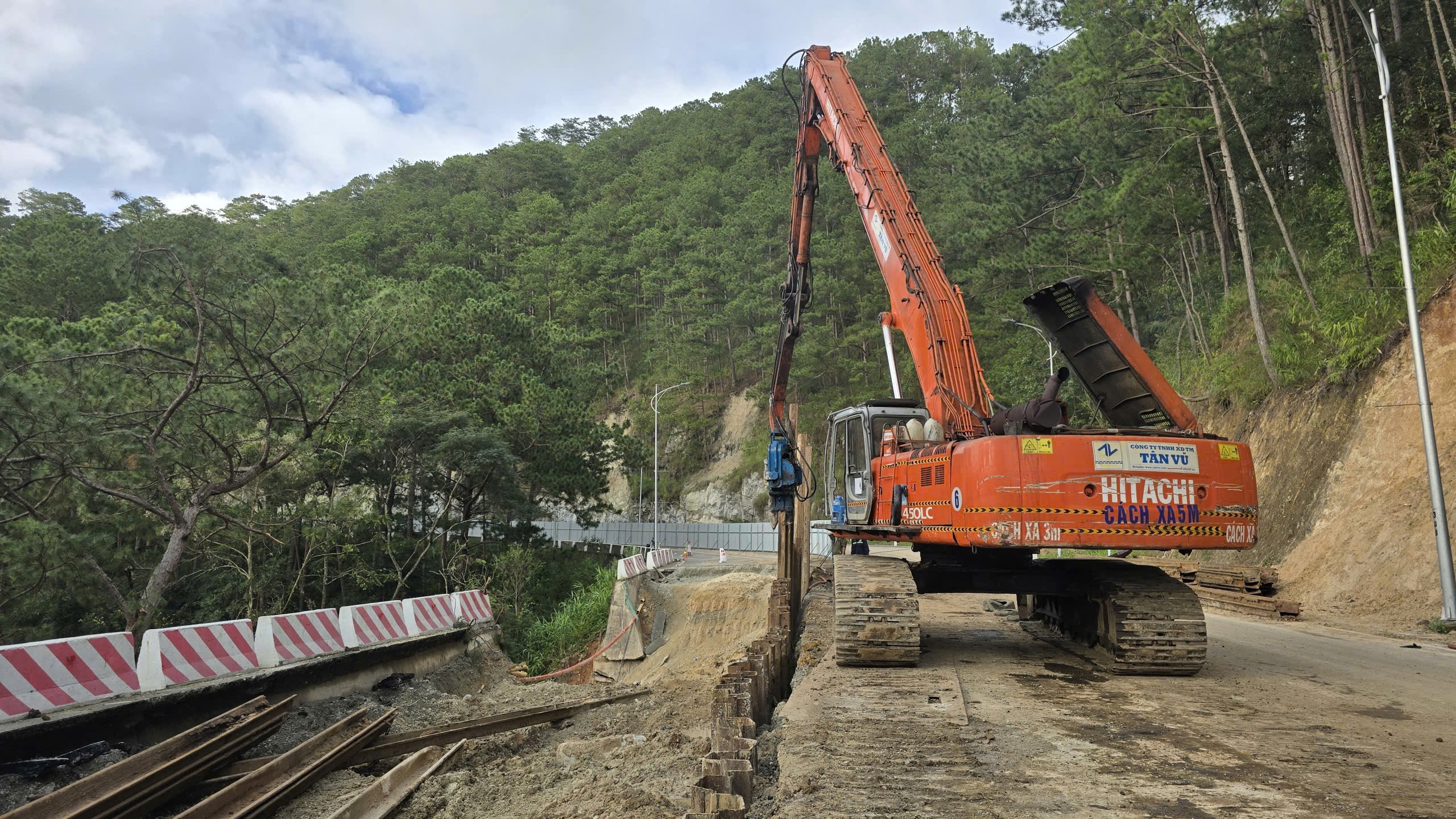 Lâm Đồng nỗ lực khôi phục nhiều tuyến giao thông huyết mạch sau mưa lũ