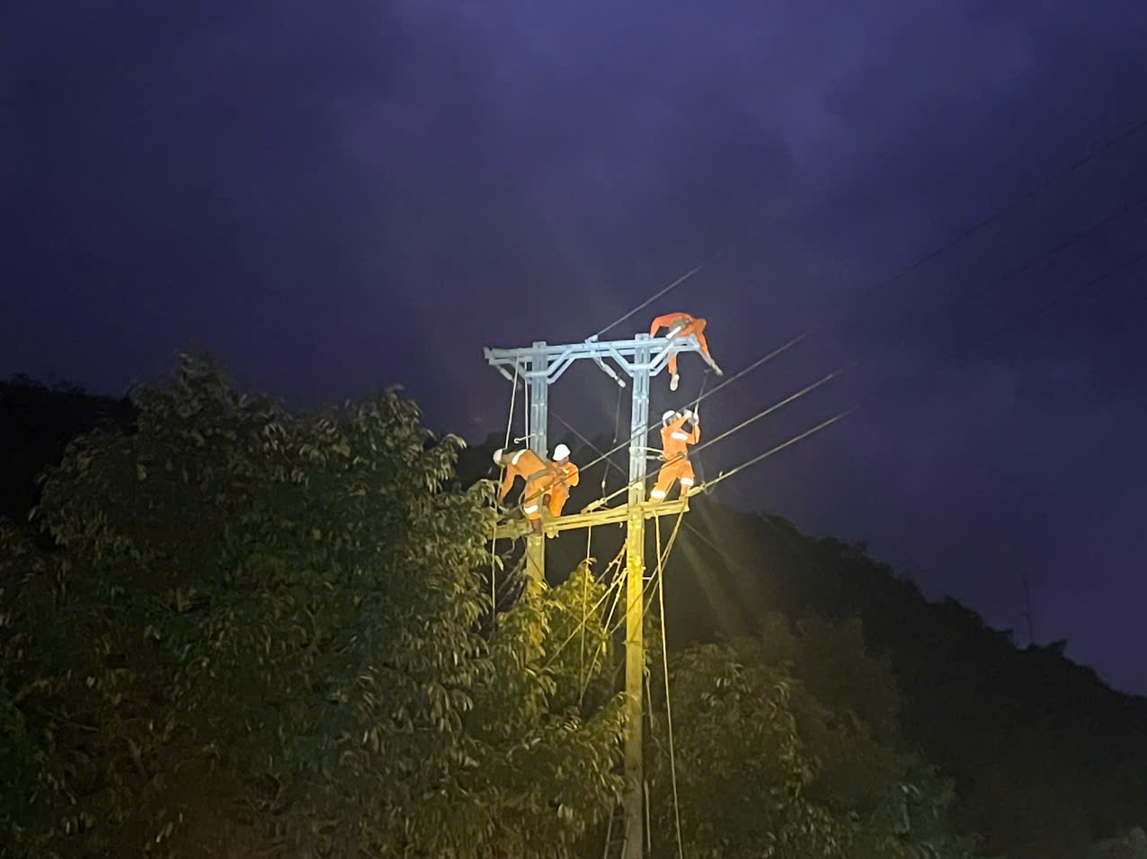 Ngày đêm thần tốc khôi phục ánh sáng cho bản làng Tây Khánh Sơn sau mưa lũ