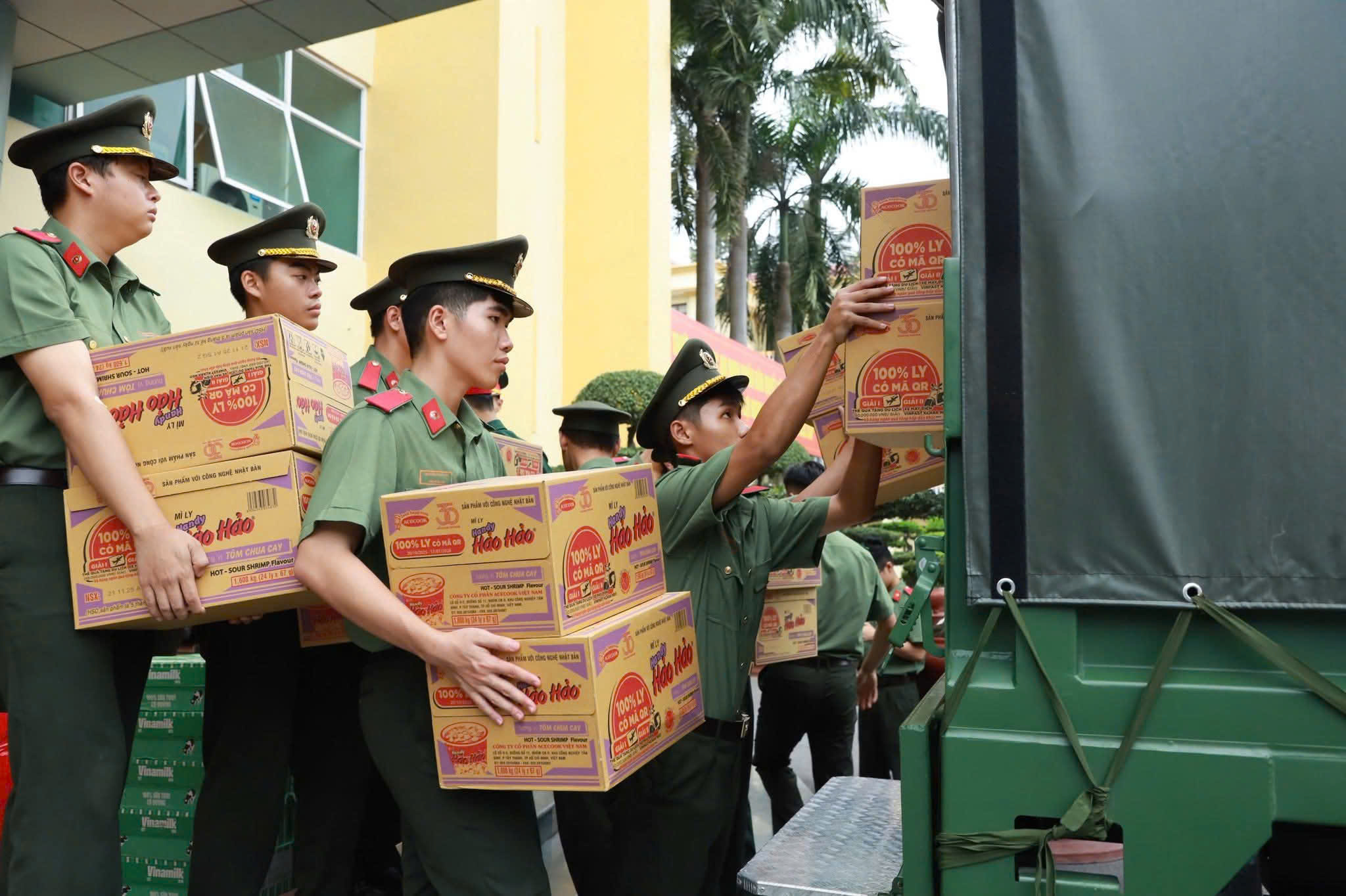 Trường Đại học An ninh nhân dân chi viện cho vùng lũ: 'Mệnh lệnh từ trái tim'