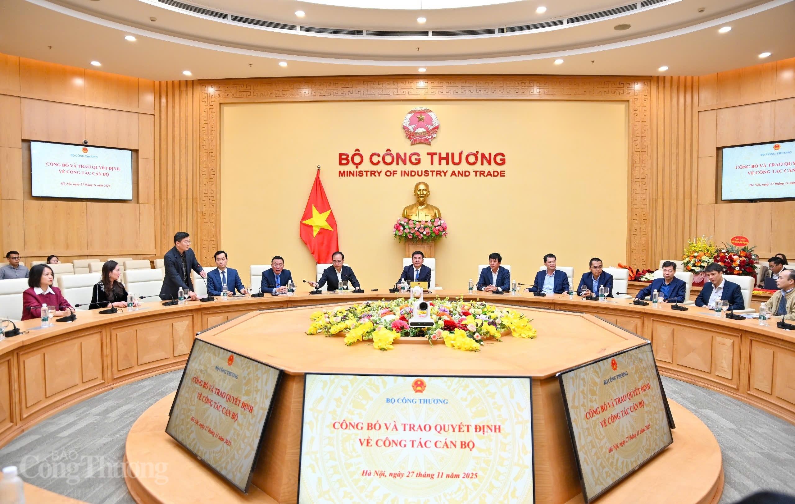 Chùm ảnh: Bộ trưởng Nguyễn Hồng Diên trao quyết định về công tác cán bộ