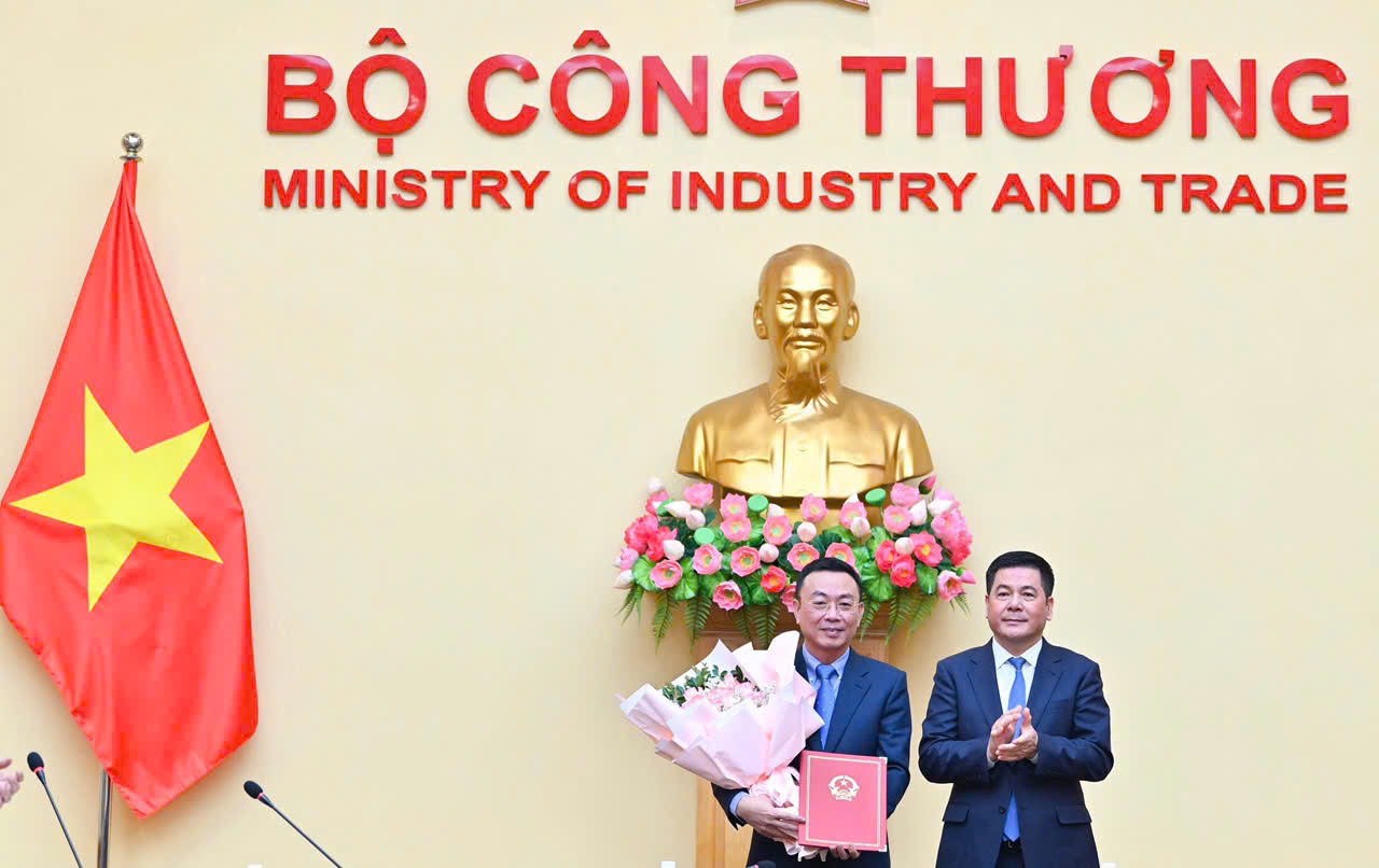 Bộ trưởng Nguyễn Hồng Diên trao quyết định công tác cán bộ ba đơn vị