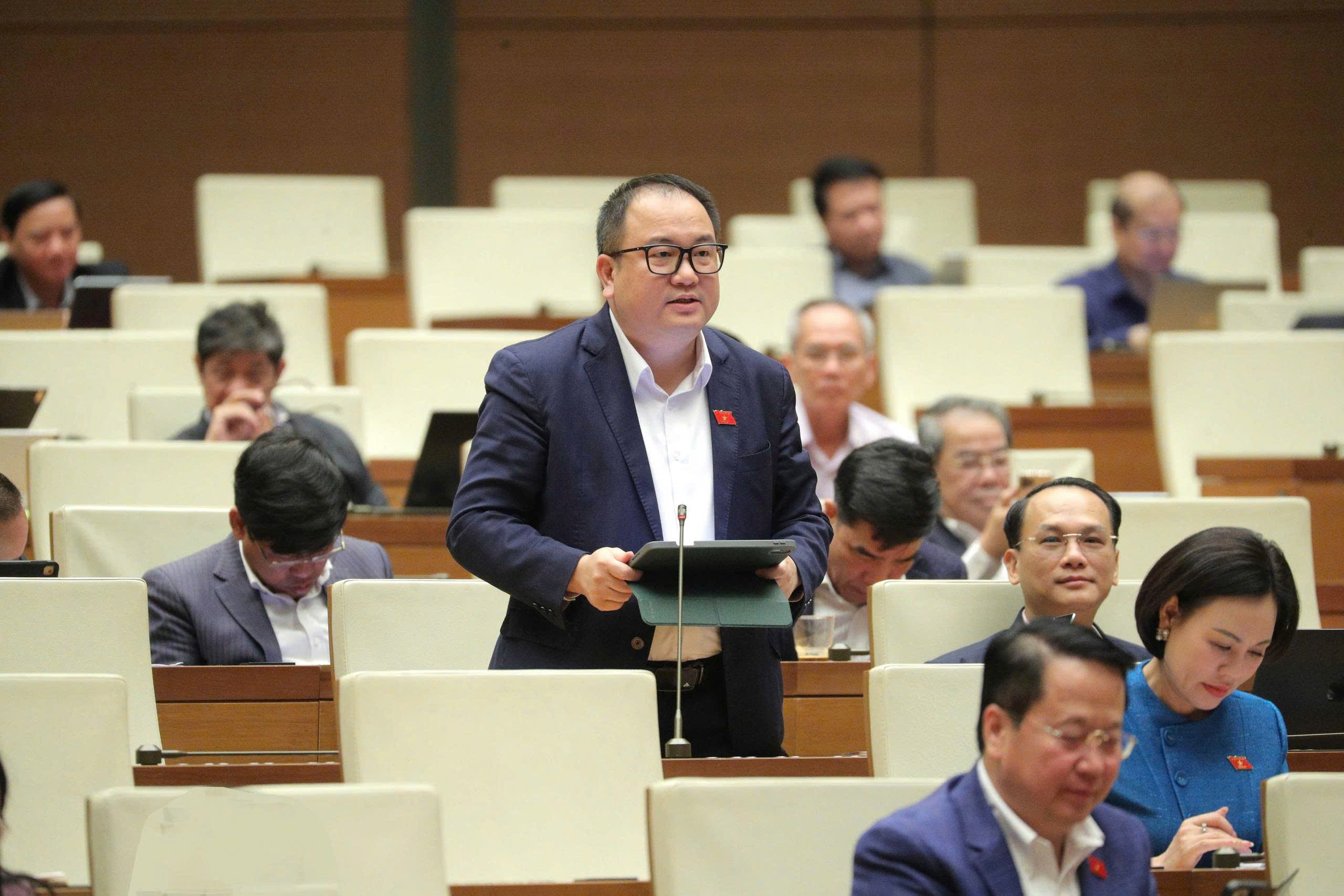 Đại biểu Quốc hội đề nghị bổ sung quy định ưu tiên sử dụng AI Việt