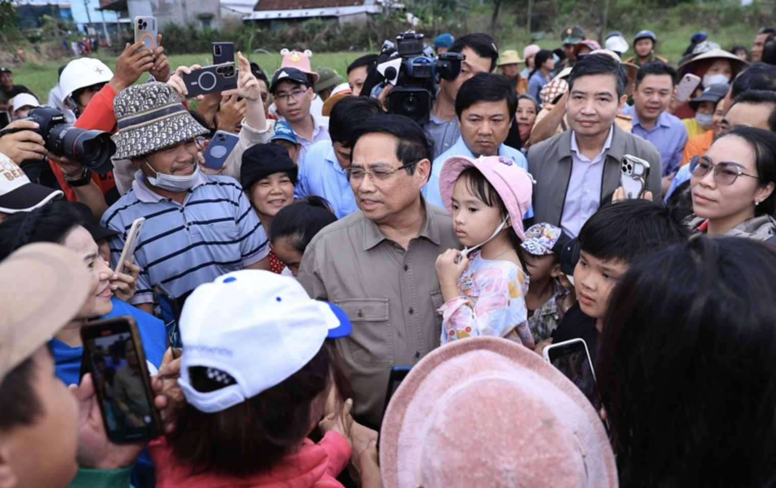 Thủ tướng Phạm Minh Chính thăm người dân vùng lũ ở Đắk Lắk