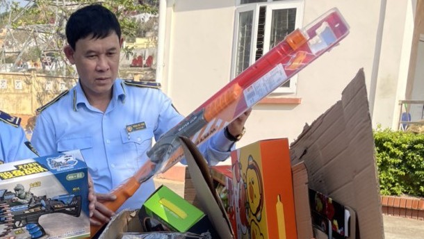 Lạng Sơn: Phát hiện, tạm giữ gần 1.400 sản phẩm quần áo, đồ chơi nhập lậu