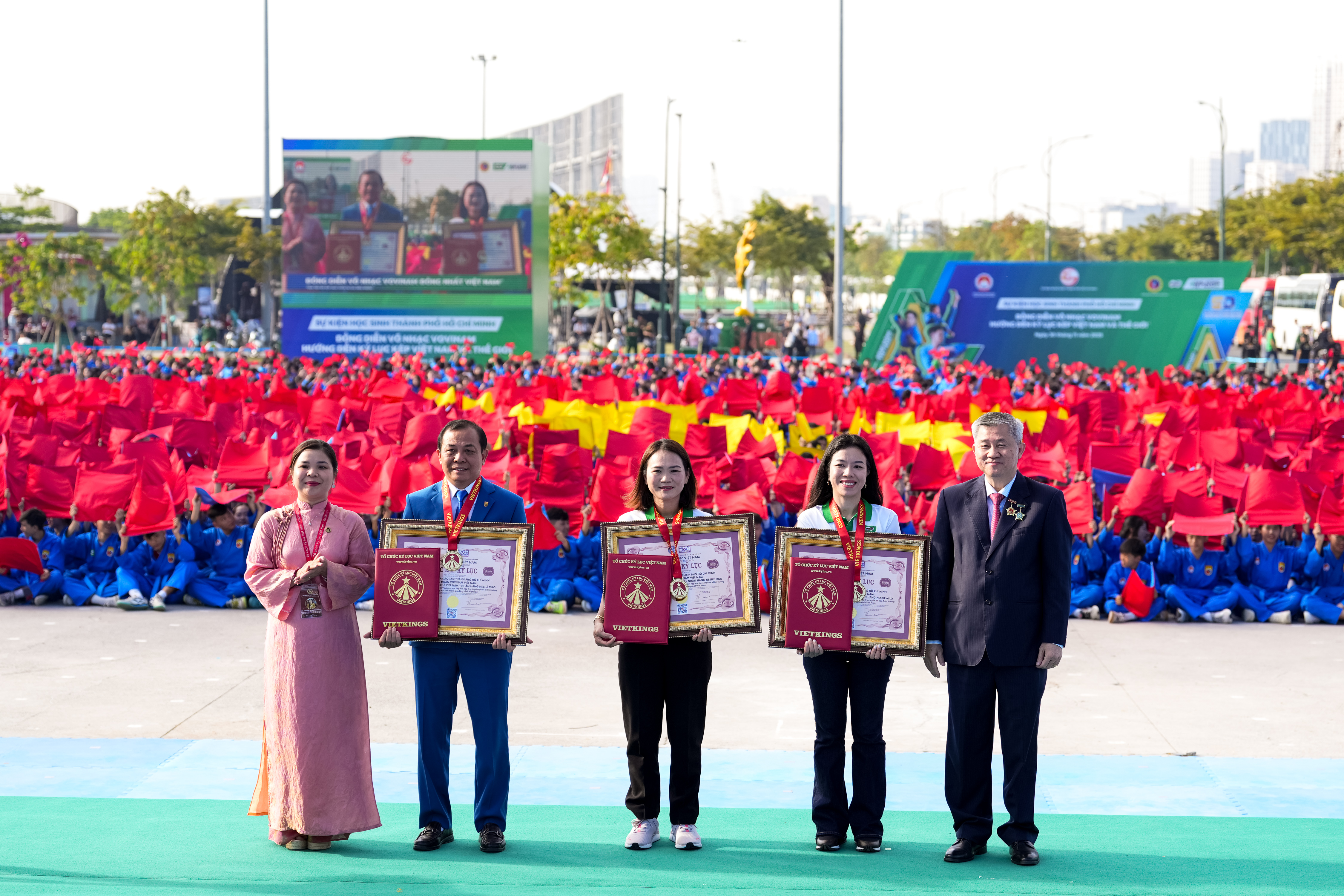 60.000 học sinh lập kỷ lục kép đồng diễn võ nhạc Vovinam ấn tượng